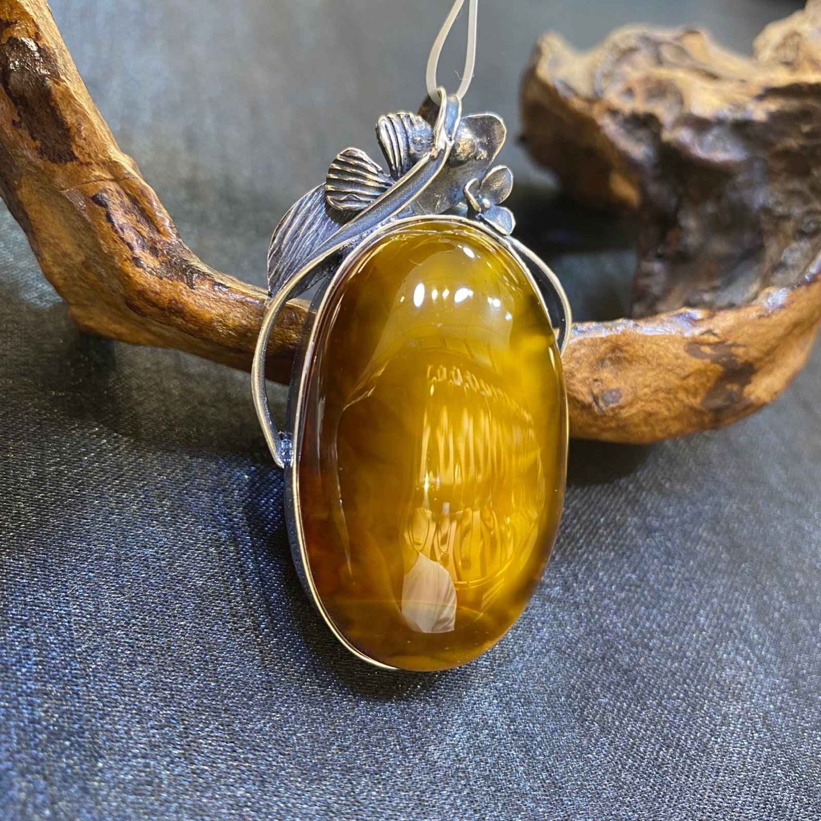 An Exquisite Beeswax Inlaid Silver Necklace: An Exquisite Beeswax Inlaid Silver Necklace,Size:30.3mm,Weight:14.3g 蜜蜡镶银项链
