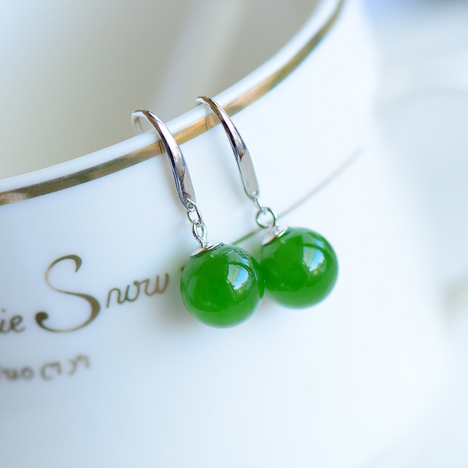 A Pair of Exquisite Sterling Silver Inlaid Jasper Earrings: A Pair of Exquisite Sterling Silver Inlaid Jasper Earrings,Size:10mmx10mm 一对纯银镶碧玉耳环