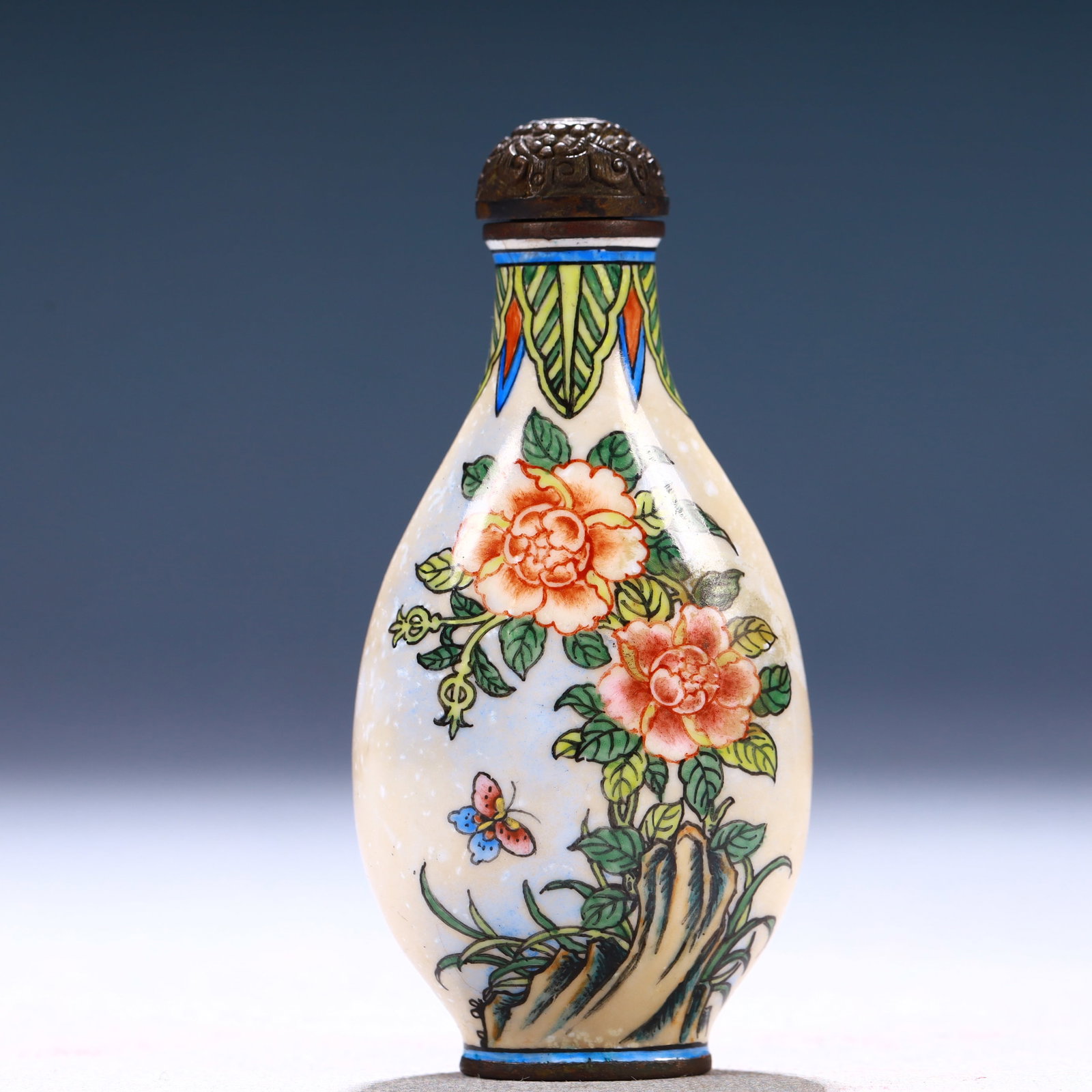 An Exquisite Painted Enamel Flower and Butterfly Pattern Snuff Bottle: An Exquisite Painted Enamel Flower and Butterfly Pattern Snuff Bottle,Qing Dynasty, China,Qianlong Four-character Mark,Size:1.4inx0.6inx3in,Weight:55g 画珐琅花卉蝴&
