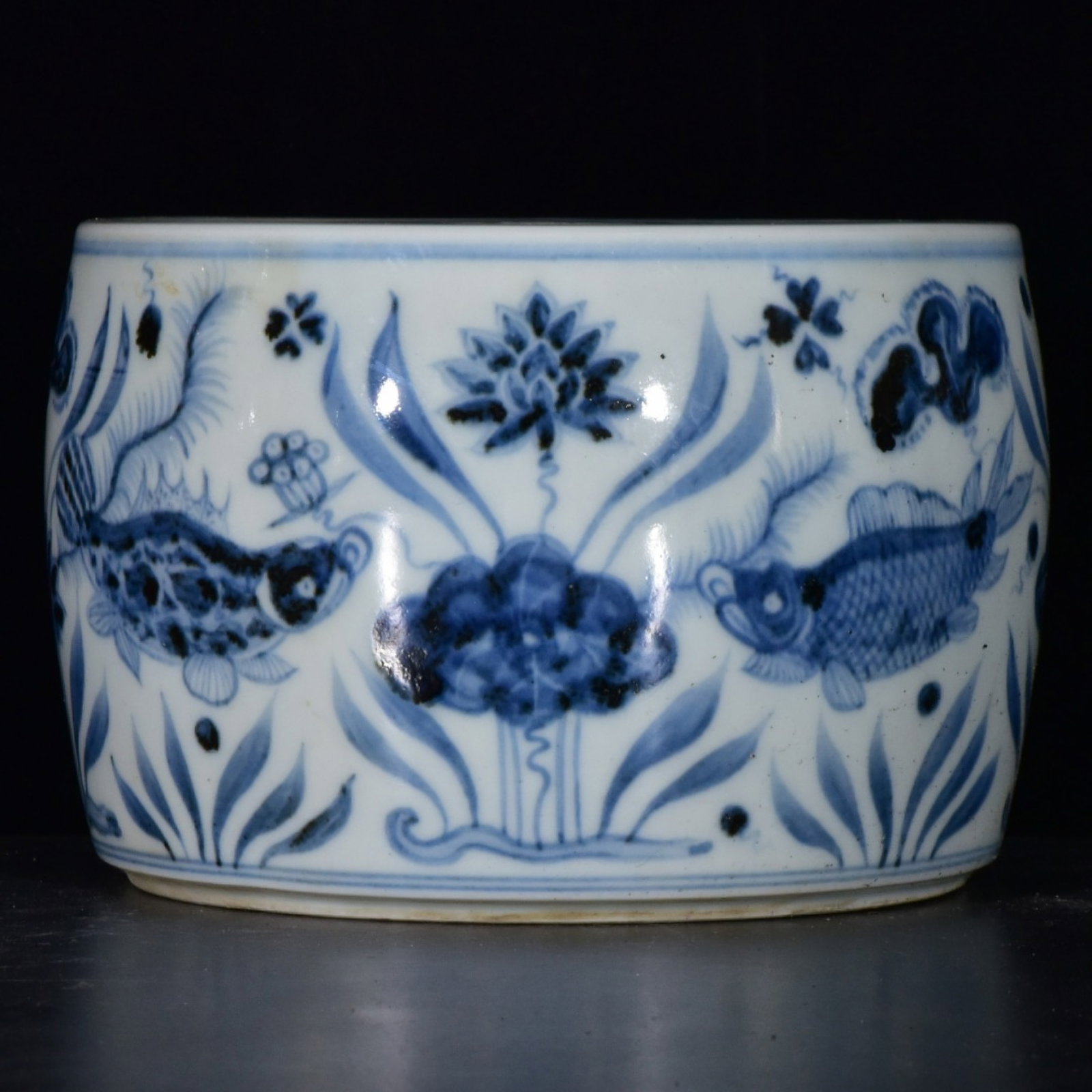 An Exquisite Blue and White Hornwort Pattern Jar: An Exquisite Blue and White Hornwort Pattern Jar,Ming Dynasty,China,Xuande Six-character Mark,Size:3.7inx5.9in 青花鱼藻纹罐,中国明代,宣