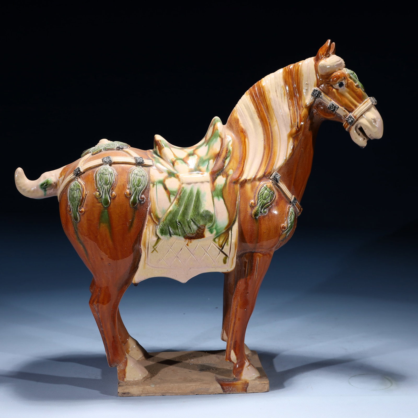 An Rare Tang Tri-Color Glazed Pottery Horse Ornament: An Rare Tang Tri-Color Glazed Pottery Horse Ornament,Tang Dynasty,China,Size:17.3inx5.5inx16.9in,Weight:4950g 唐三彩骏马摆件,中国唐代