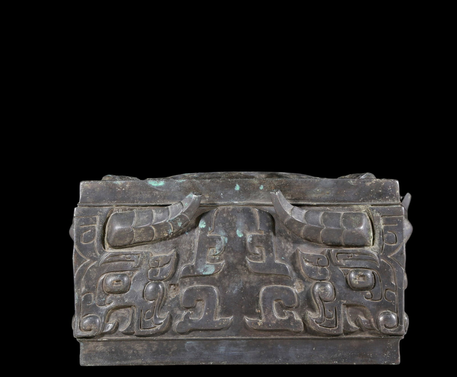 A precious bronze animal mask base: A precious bronze animal mask base with inscriptions. In ancient times, the surface was carefully carved, vividly demonstrating the superb skills of the craftsman. It has its own unique meaning and