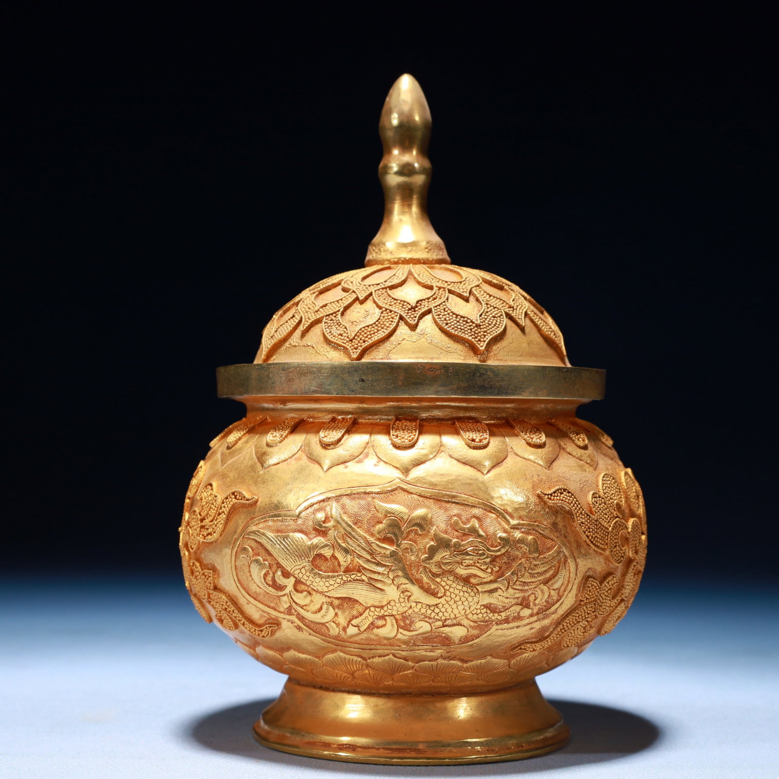 An Exquisite Gilt Bronze Dragon Pattern Jar with Cover: An Exquisite Gilt Bronze Dragon Pattern Jar with Cover,Qing Dynasty,China,Size:4.3inx6.7inx4.3in,Weight:700g 铜鎏金龙纹盖罐,中国清代
