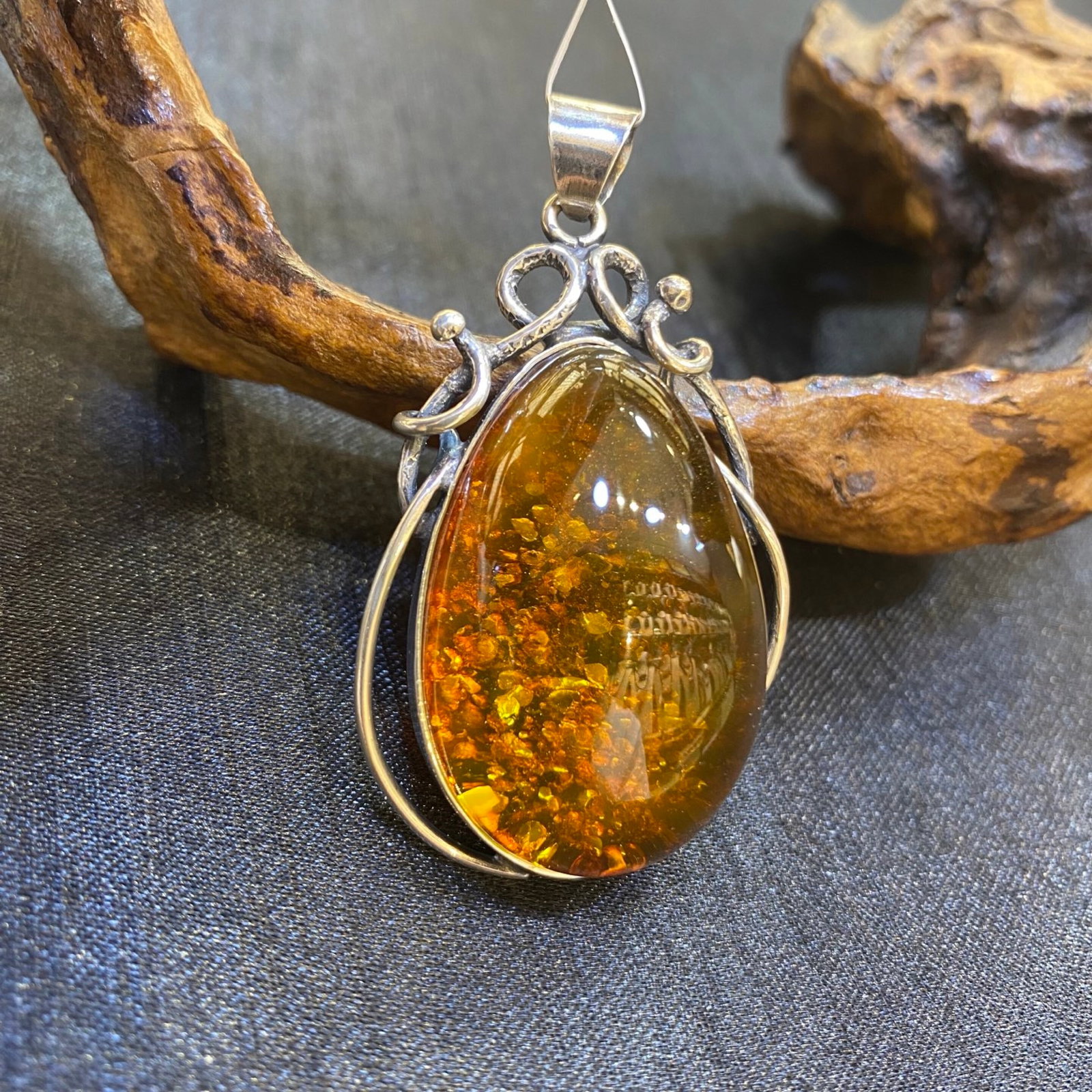 An Exquisite Beeswax Inlaid Silver Necklace: An Exquisite Beeswax Inlaid Silver Necklace,Size:29mm,Weight:12.4g 蜜蜡镶银项链