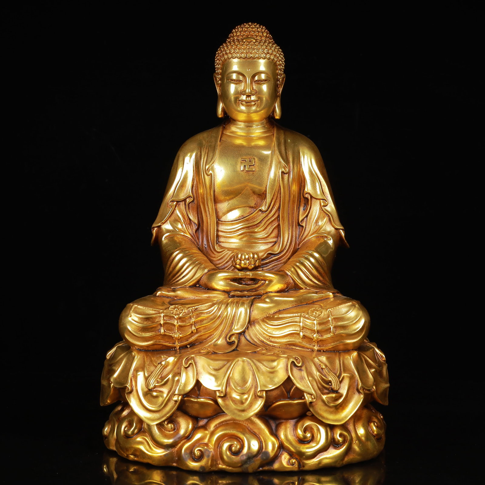 An Exquisite Gilt Bronze Statue of Sakyamuni: An Exquisite Gilt Bronze Statue of Sakyamuni,Qing Dynasty,China,Qianlong Four-Character Mark,Size:7.1inx6.3inx11.8in,Weight:5250g 铜鎏金释迦摩尼像,È