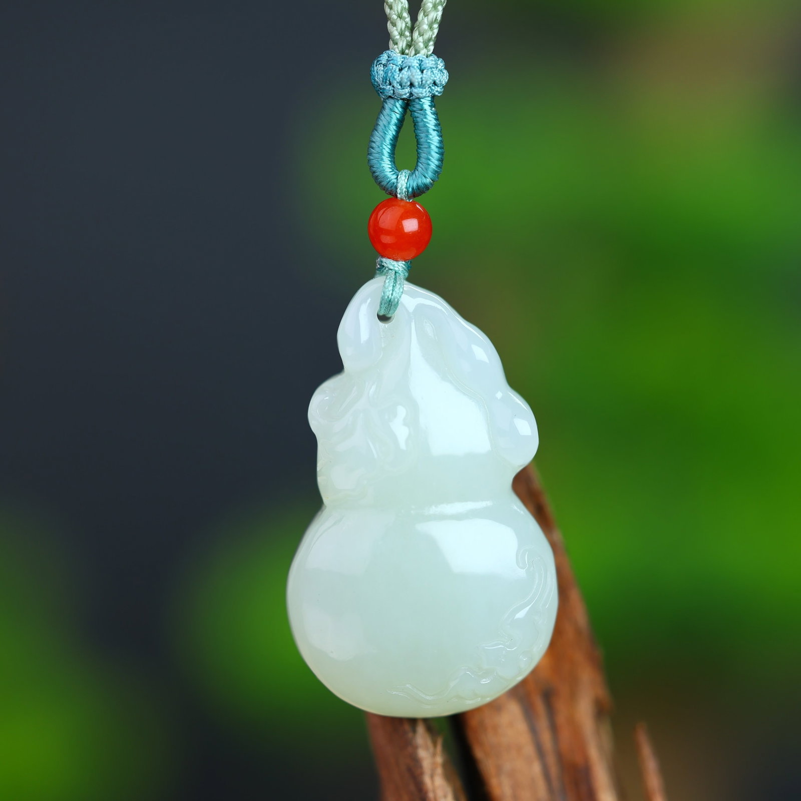 An Exquisite White Jade Gourd Pendant: An Exquisite White Jade Gourd Pendant,Size:22mmx34mm (寓意)福禄 福禄双喜 白玉葫芦吊坠