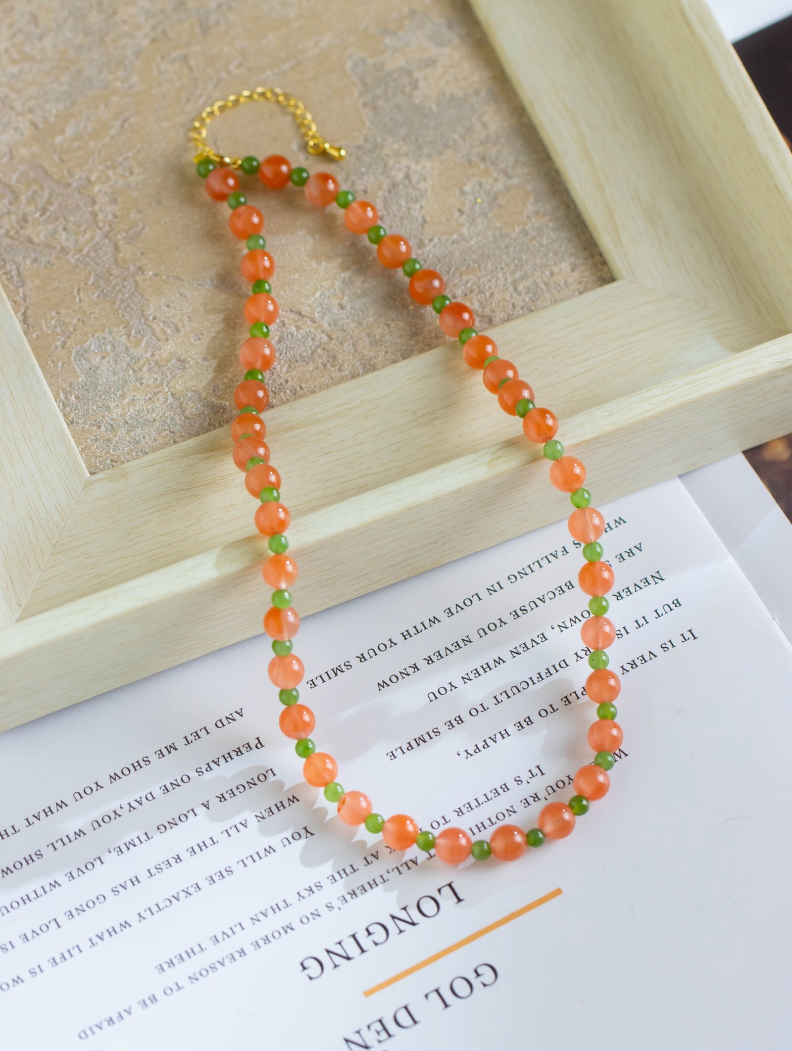 An Exquisite Sterling Silver-Gold Plated Inlaid Agate Necklace: An Exquisite Sterling Silver-Gold Plated Inlaid Agate Necklace 纯银镀金镶玛瑙项链