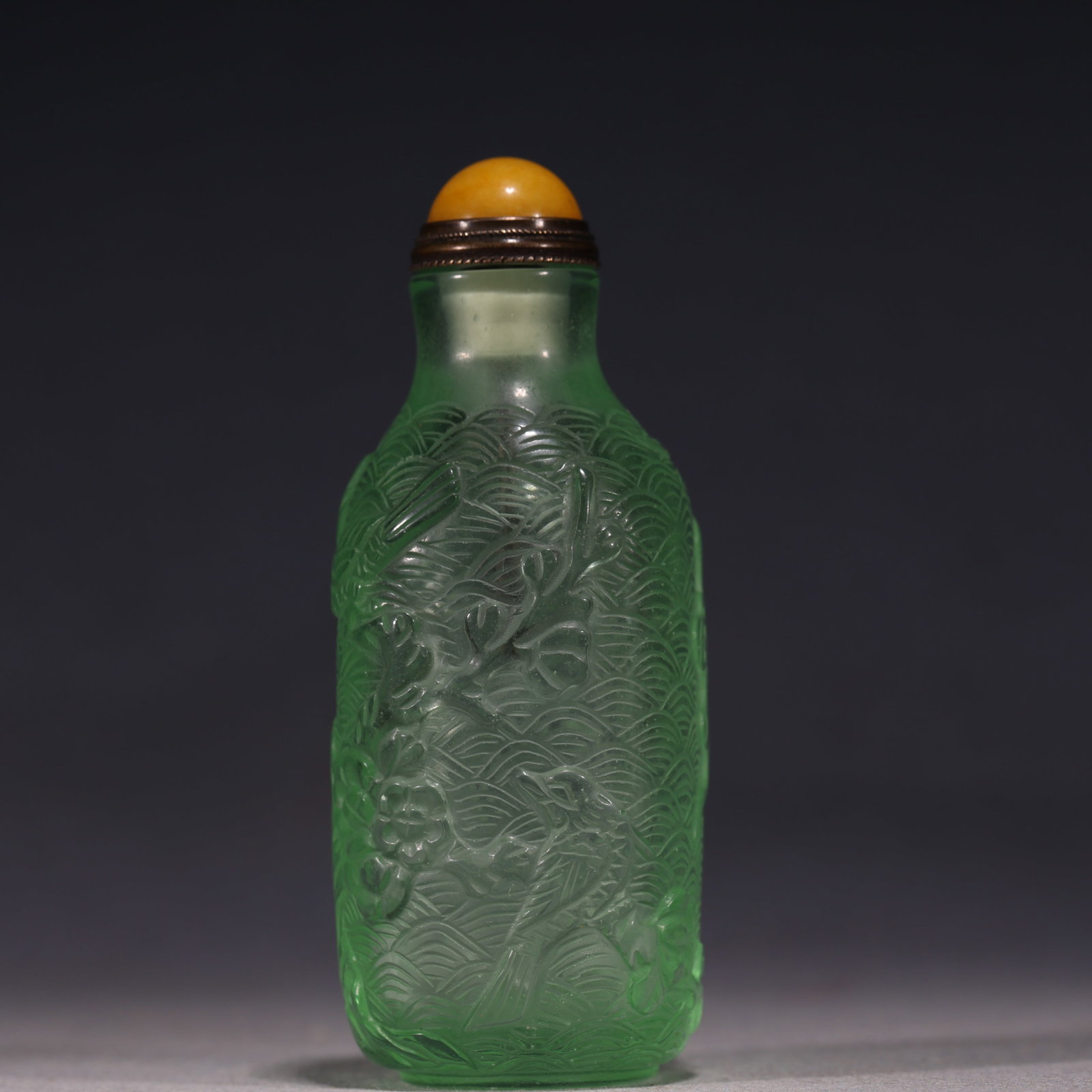 An Exquisite Green Glass Wave Lotus Pattern Snuff Bottle: An Exquisite Green Glass Wave Lotus Pattern Snuff Bottle,Qing Dynasty, China,Qianlong Four-character Mark,Size:1.4in×1.4in×3.1in 绿色琉璃水波莲Ŏ