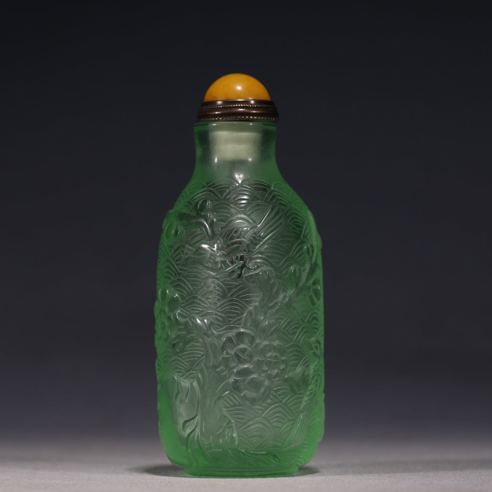 An Exquisite Green Glass Wave Lotus Pattern Snuff Bottle - 2