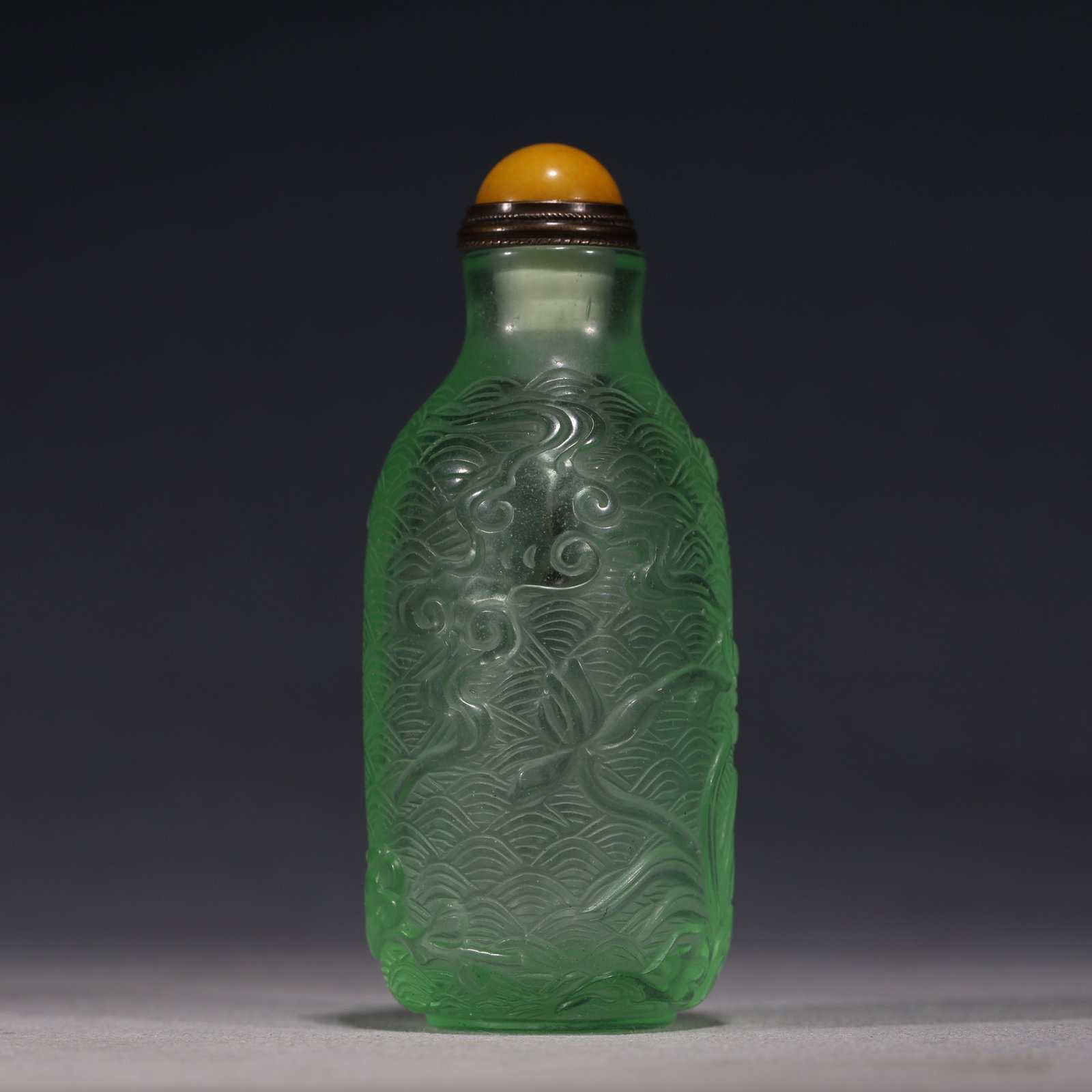 An Exquisite Green Glass Wave Lotus Pattern Snuff Bottle - 5