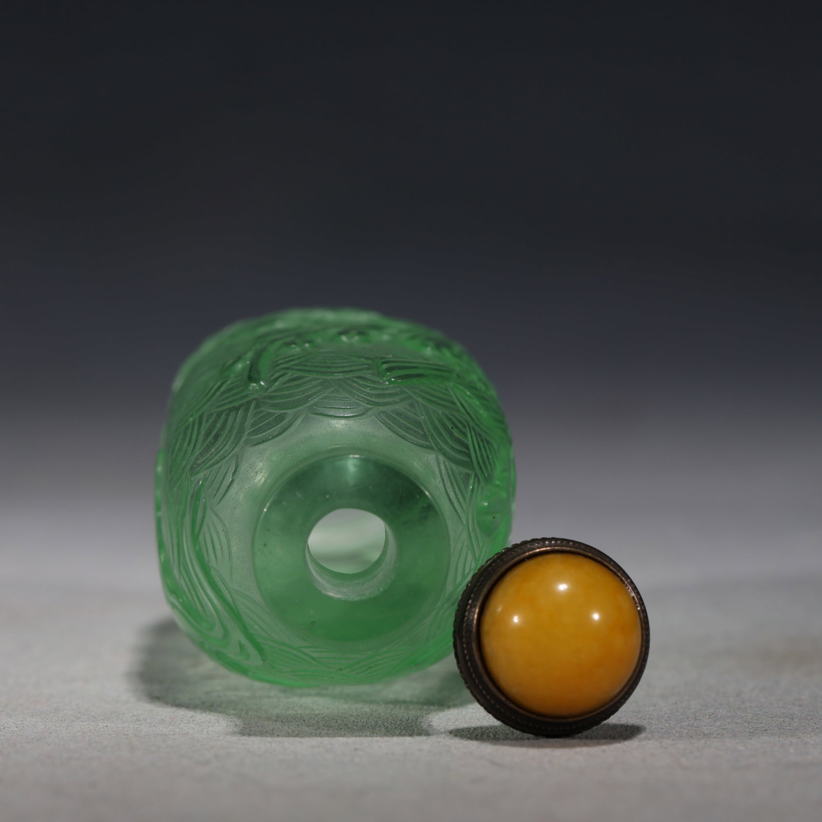 An Exquisite Green Glass Wave Lotus Pattern Snuff Bottle - 6
