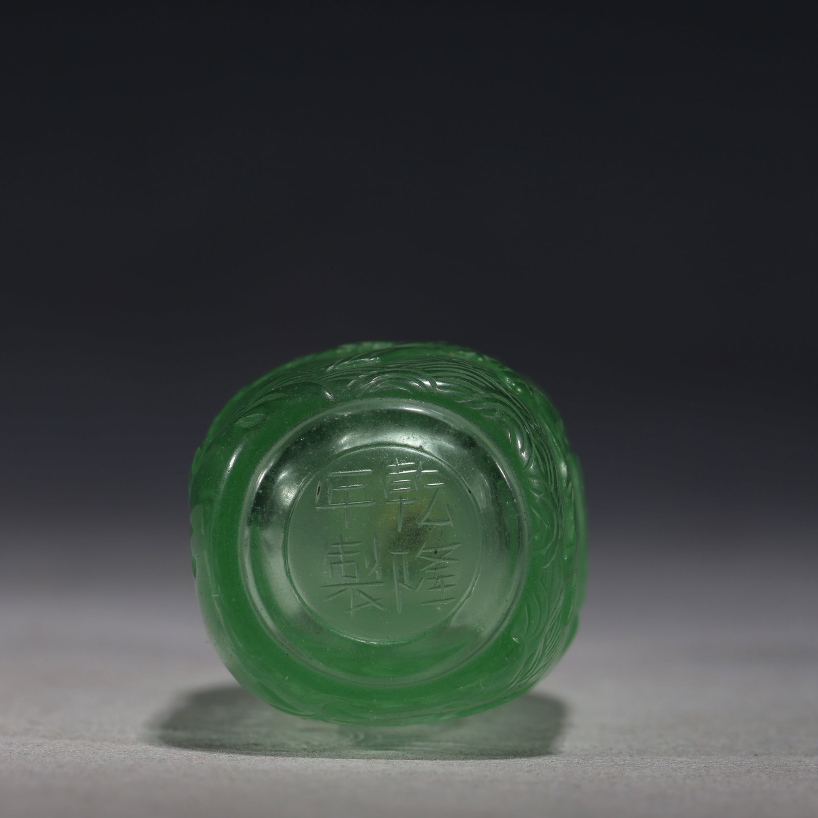 An Exquisite Green Glass Wave Lotus Pattern Snuff Bottle - 7
