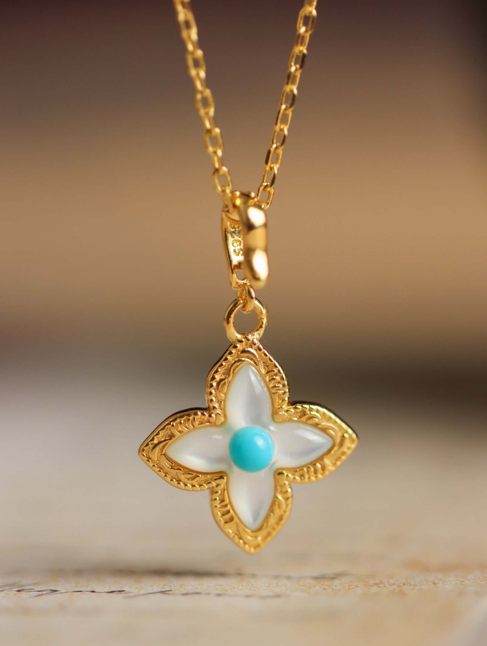 An Exquisite Sterling Silver-Gold Plated Inlaid Turquoise Pendant,Inlaid Shell: An Exquisite Sterling Silver-Gold Plated Inlaid Turquoise Pendant,Inlaid Shell 纯银镀金镶绿松石吊坠,嵌贝壳