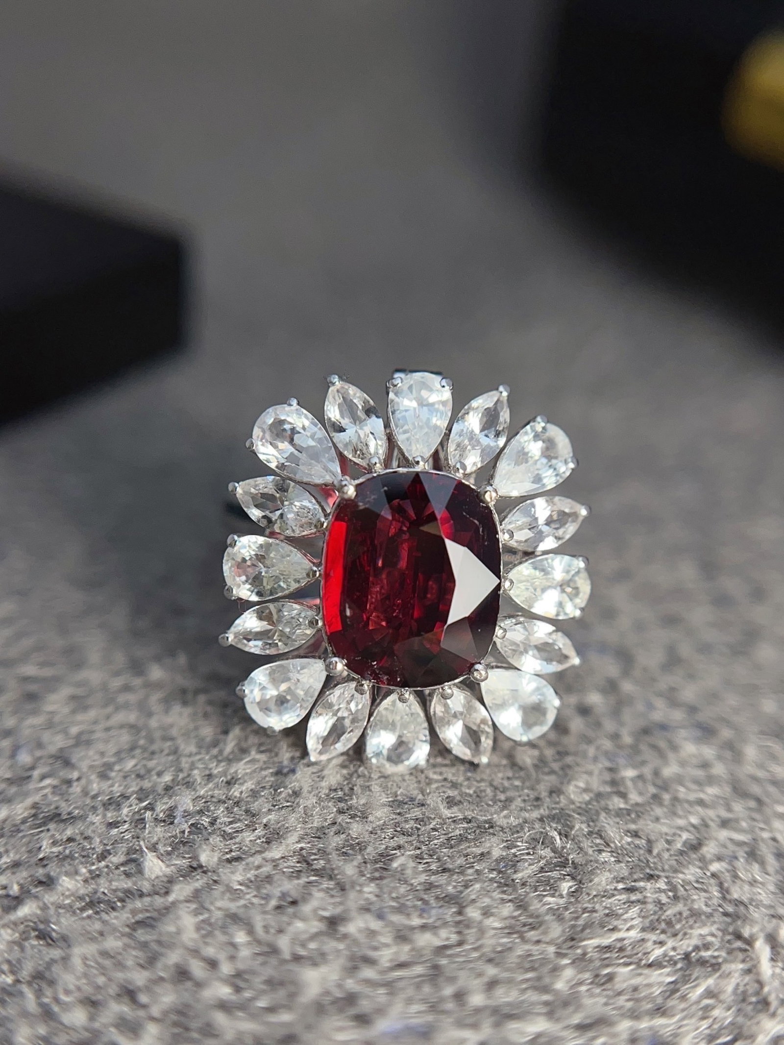 A Exquisite 18k Gold Inlaid 3.20ct Natural Tourmaline Ring,Inlaid Diamond: A Exquisite 18k Gold Inlaid 3.20ct Natural Tourmaline Ring,Inlaid Diamond,Total Weight:5.17g 18k金镶 3.20ct 天然碧玺戒指,嵌钻石