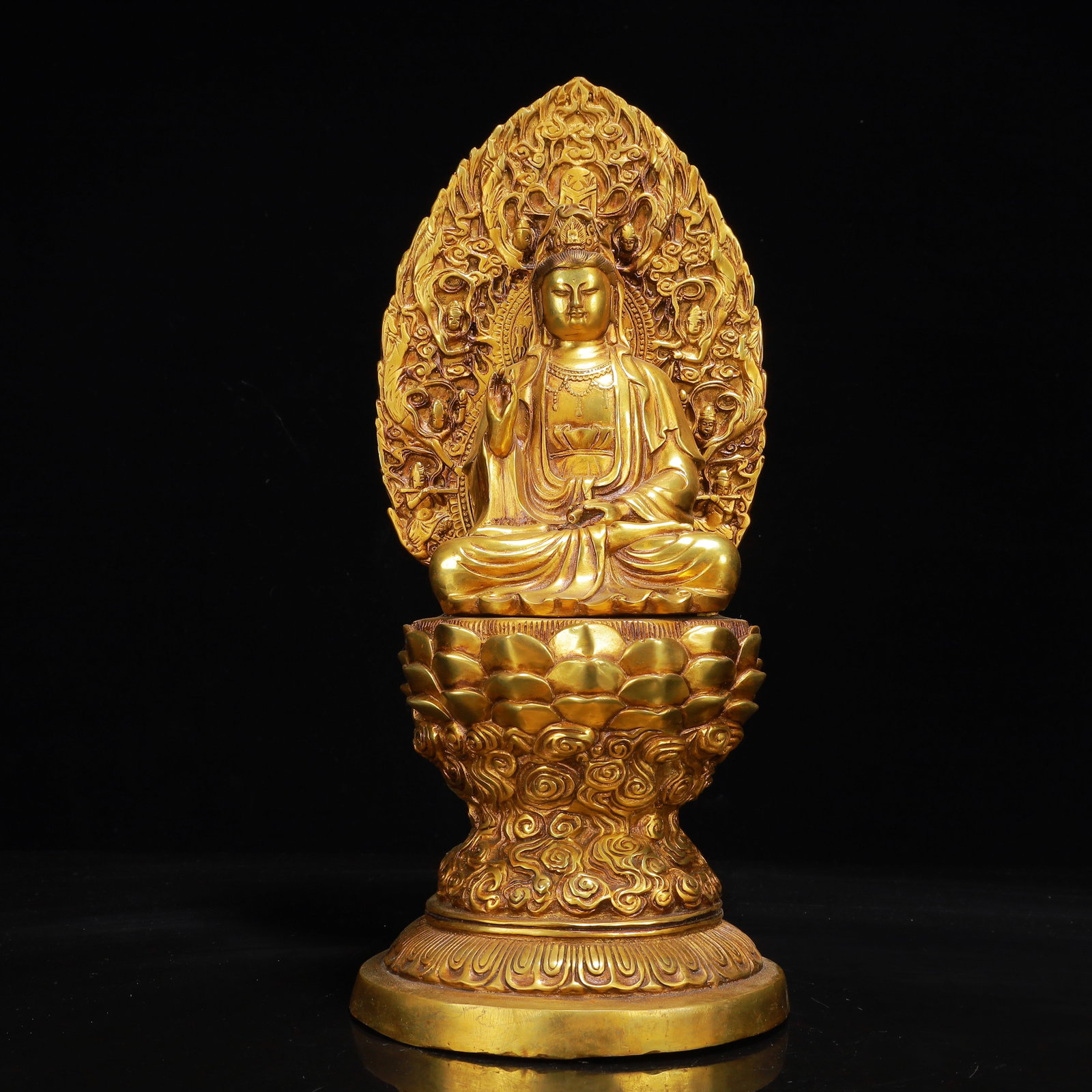 An Exquisite Gilt Bronze Statue of Avalokitesvara: An Exquisite Gilt Bronze Statue of Avalokitesvara,Ming Dynasty,China,Xuande Four-Character Mark,Size:5.9inx13.8in,Weight:3100g 铜鎏金观音像,中国明