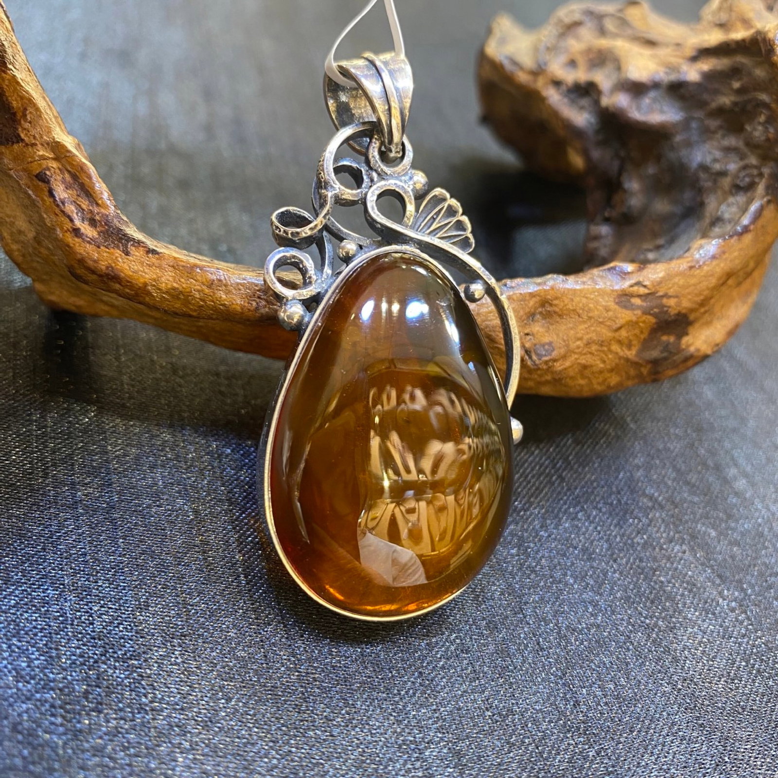 An Exquisite Beeswax Inlaid Silver Necklace: An Exquisite Beeswax Inlaid Silver Necklace,Size:26.6mm,Weight:12.7g 蜜蜡镶银项链