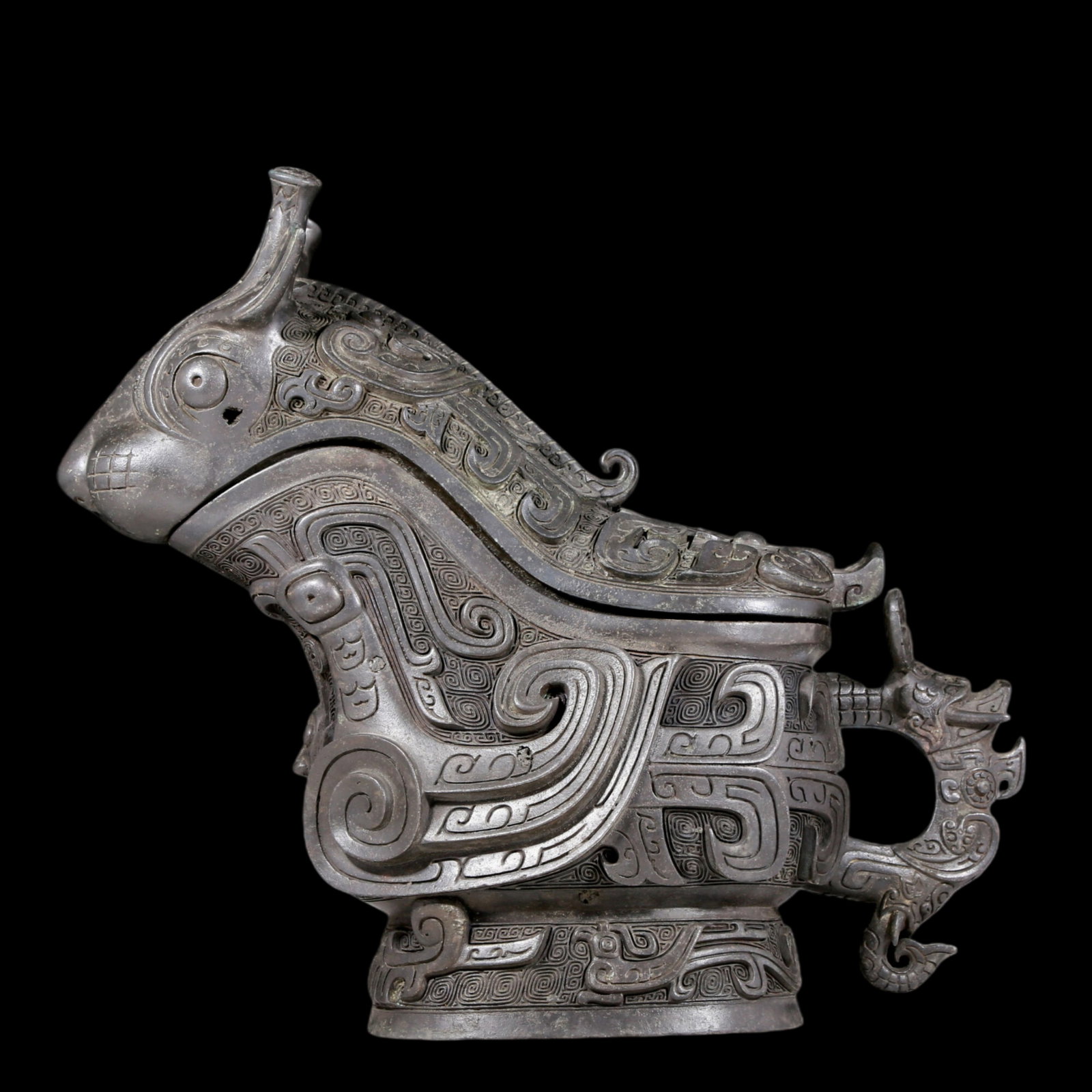 A precious bronze ewer with auspicious animal patterns: A precious bronze ewer with auspicious animal patterns and inscriptions. In ancient times, the surface was carefully carved, vividly demonstrating the superb skills of the craftsmen. It has its own un