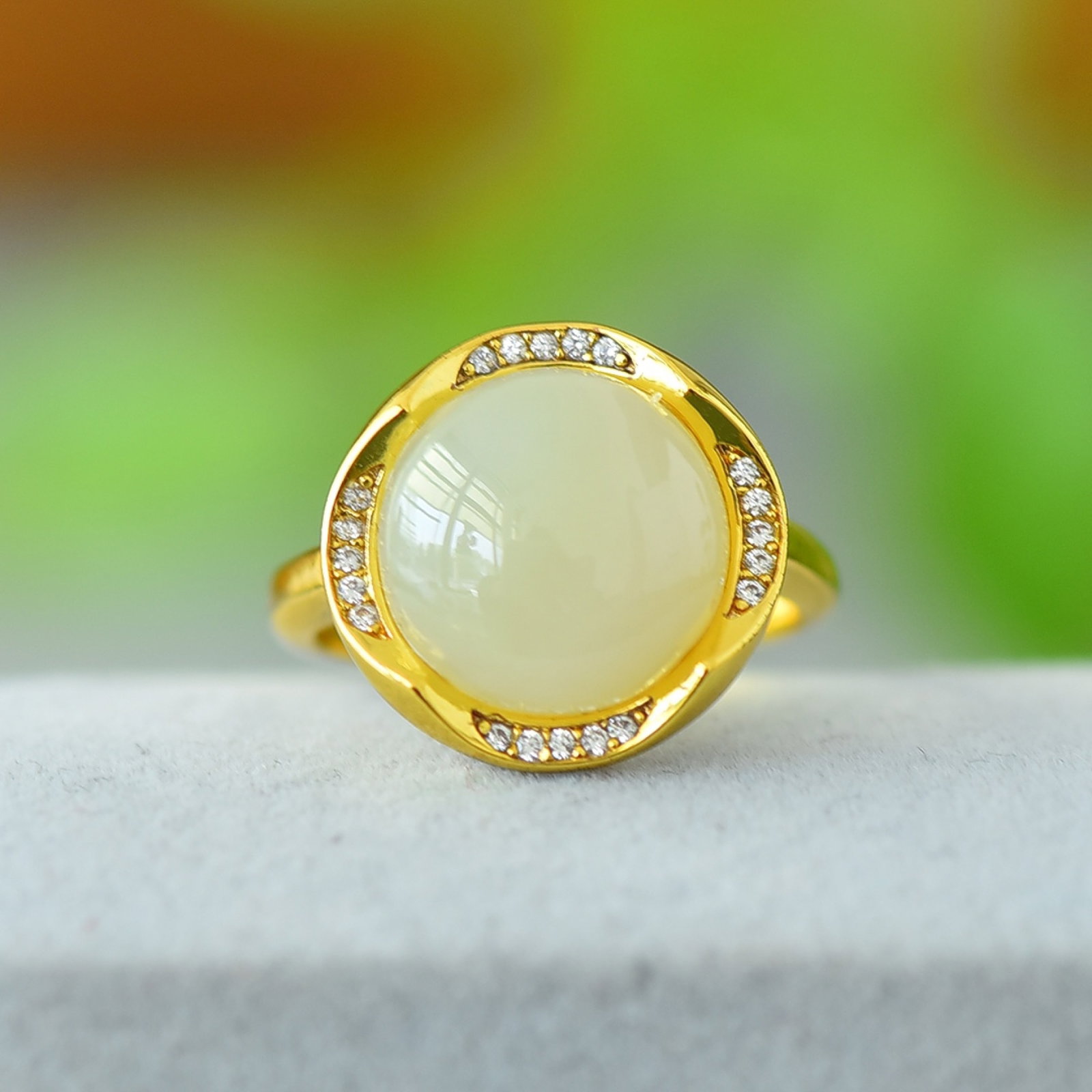 An Exquisite Bronze-Gold Plated Inlaid White Jade Ring,Inlaid Diamond: An Exquisite Bronze-Gold Plated Inlaid White Jade Ring,Inlaid Diamond,Size:12mmx12mm 铜镀金镶白玉戒指,嵌钻石