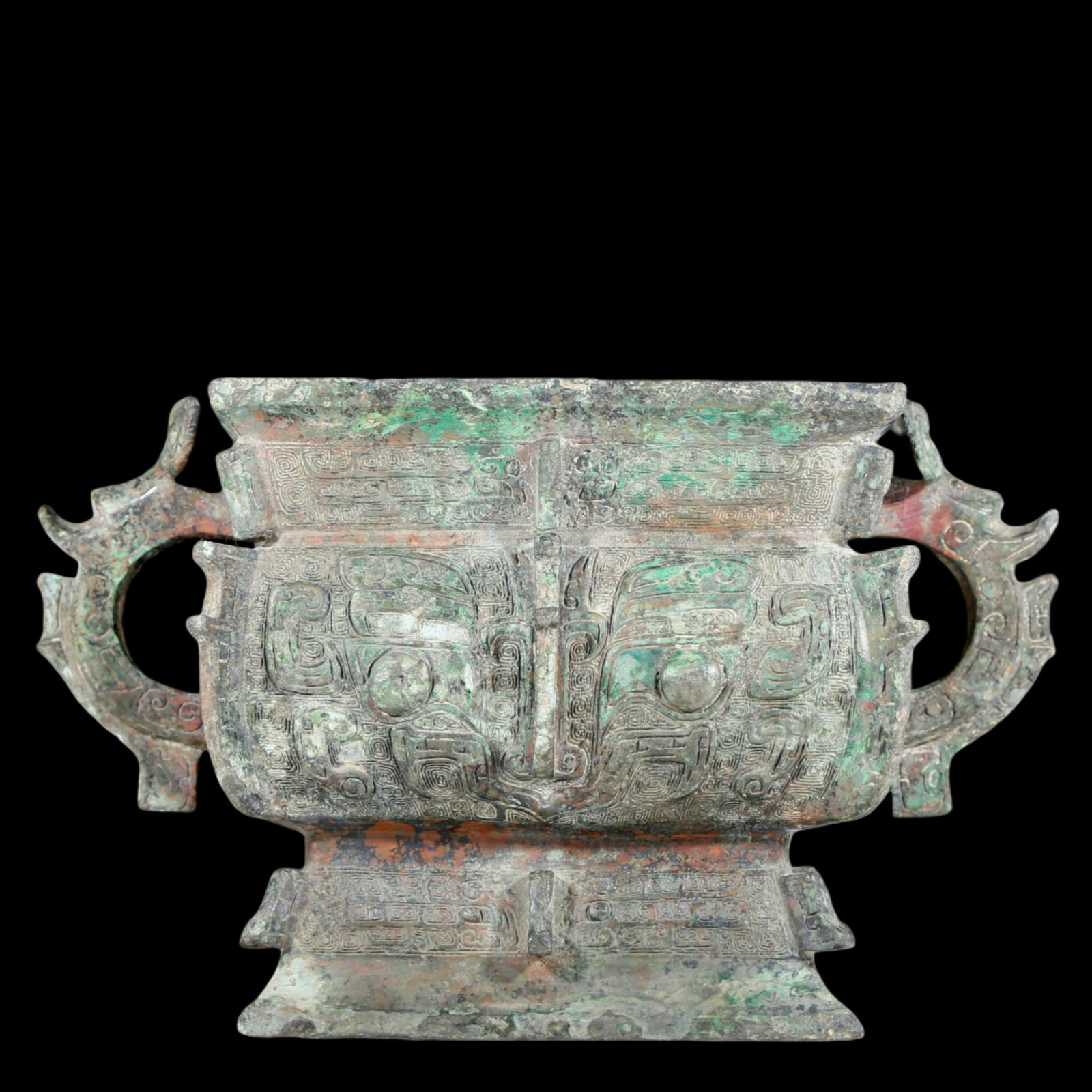 A precious bronze double-eared stove with animal masks: A precious bronze animal-faced double-eared furnace with inscriptions. In ancient times, the surface was carefully carved, vividly demonstrating the superb skills of the craftsmen. It has its own uniq