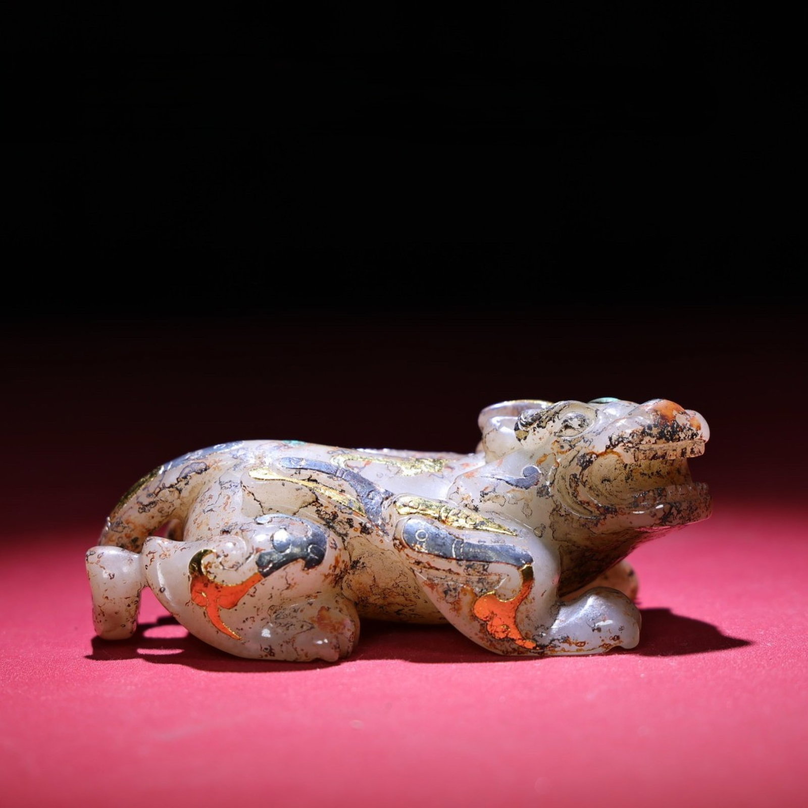 An Exquisite White Jade Inlaid Gold and Silver Auspicious Beast Ornament: An Exquisite White Jade Inlaid Gold and Silver Auspicious Beast Ornament,Qing Dynasty,China,Size:93mmx45mmx26mm,Weight:158g 白玉错金银瑞兽摆件,