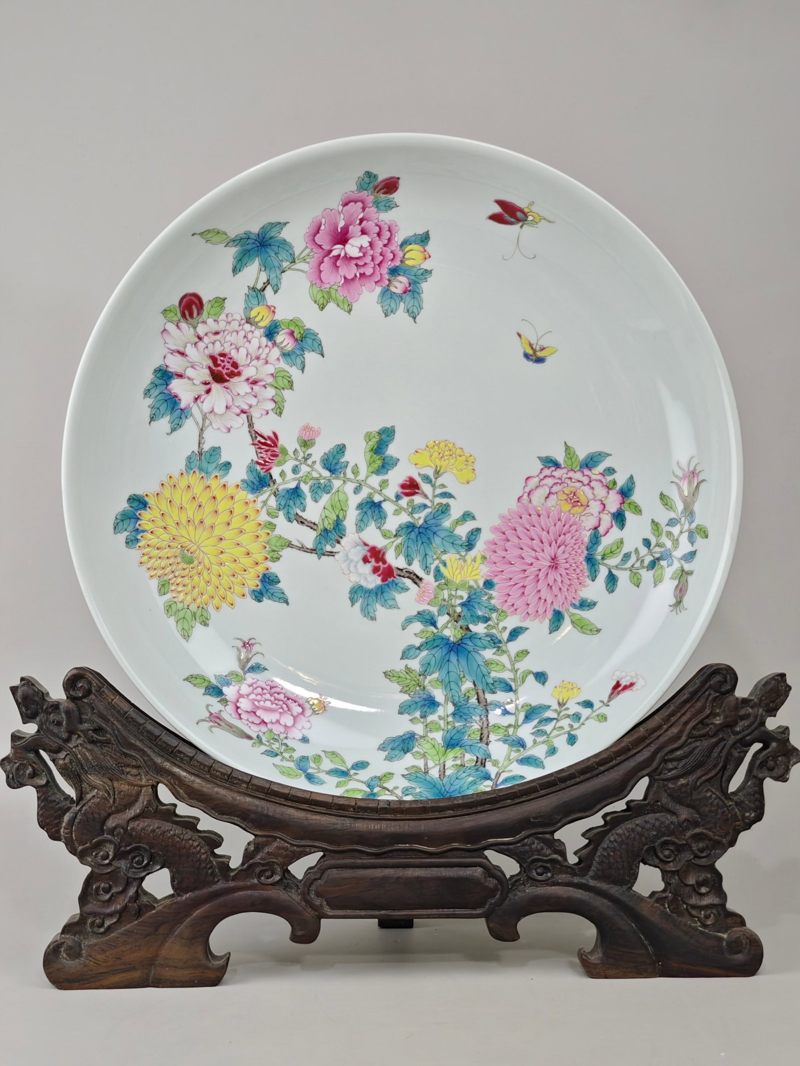 An Exquisite Famille-Rose Flower and Butterfly Pattern Plate: An Exquisite Famille-Rose Flower and Butterfly Pattern Plate,Qing Dynasty,China,Yongzheng Six-character Mark,Size:2.4inx14.2in 粉彩花卉蝴蝶纹盘子,
