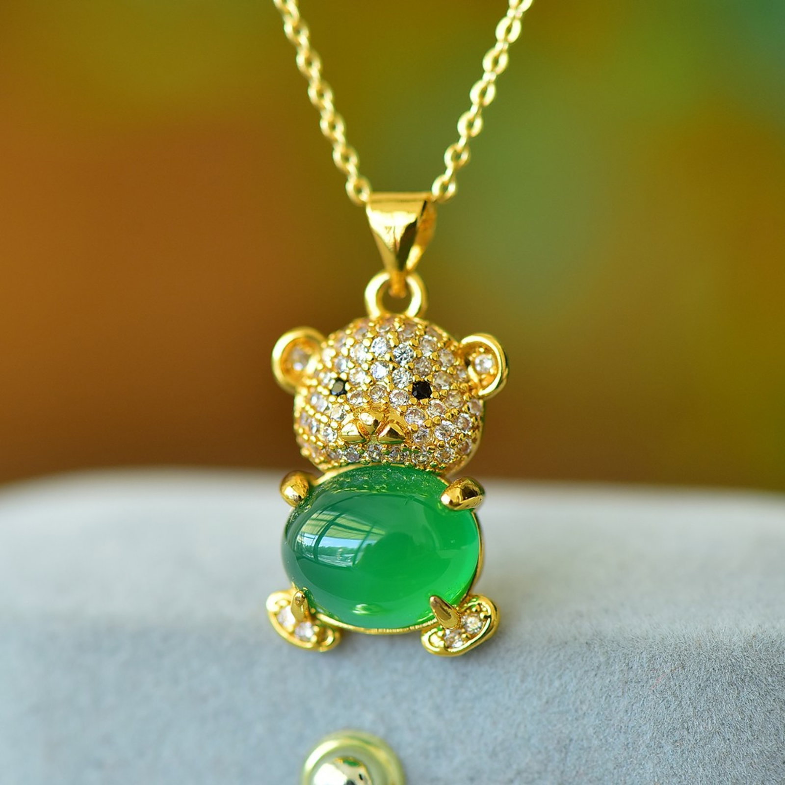 An Exquisite Pendant,Inlaid Diamond: An Exquisite Pendant Size:10mmx12mm 吊坠