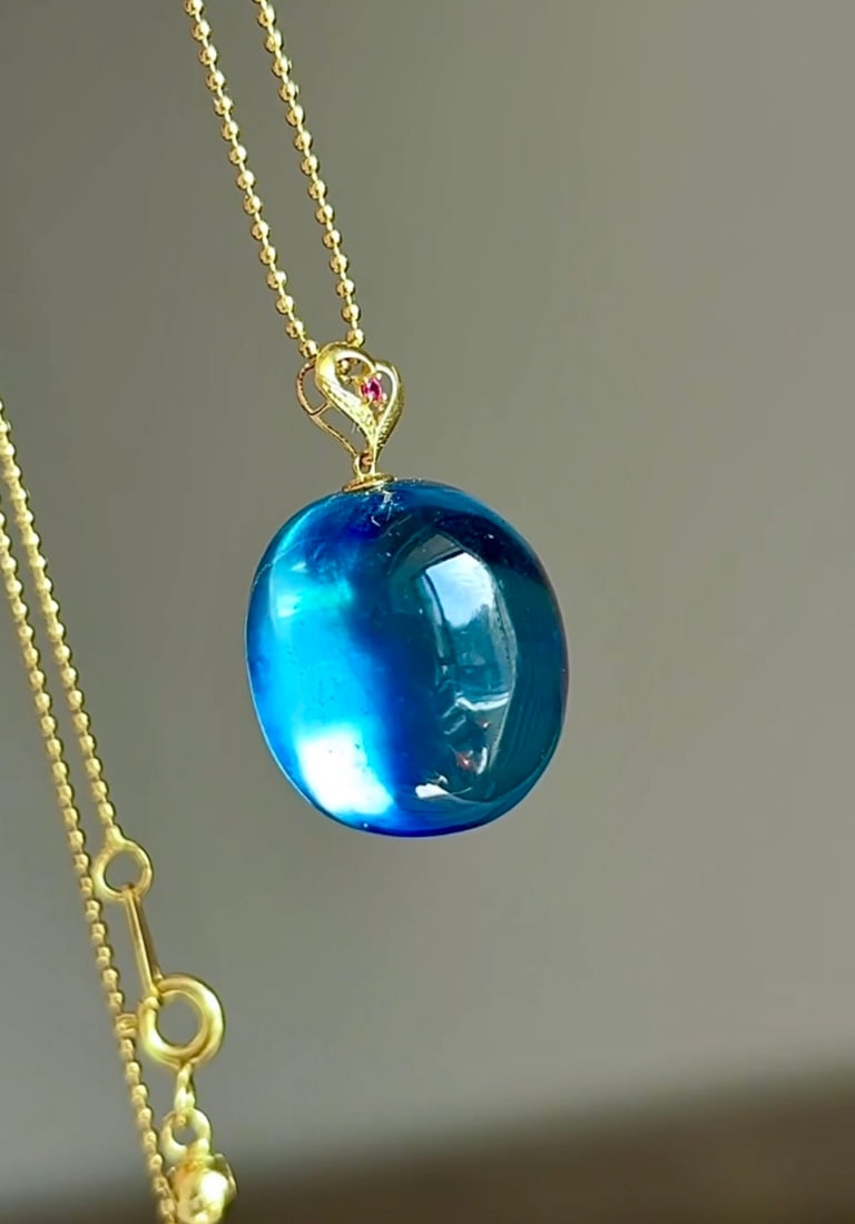 An Exquisite Sterling Silver-Gold Plated Inlaid Aquamarine Pendant: An Exquisite Sterling Silver-Gold Plated Inlaid Aquamarine Pendant,Size:19mmx16.mmx12mm,Weight:6g 纯银镀金镶海蓝宝吊坠
