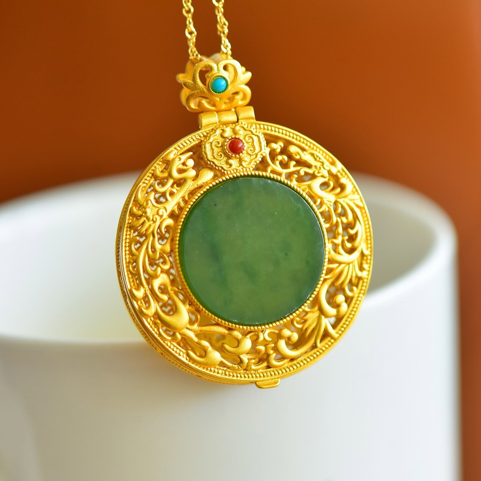 An Exquisite Sterling Silver-Gold Plated Inlaid Jasper Pendant: An Exquisite Sterling Silver-Gold Plated Inlaid Jasper Pendant,Size:20mmx20mm 纯银镀金镶碧玉吊坠