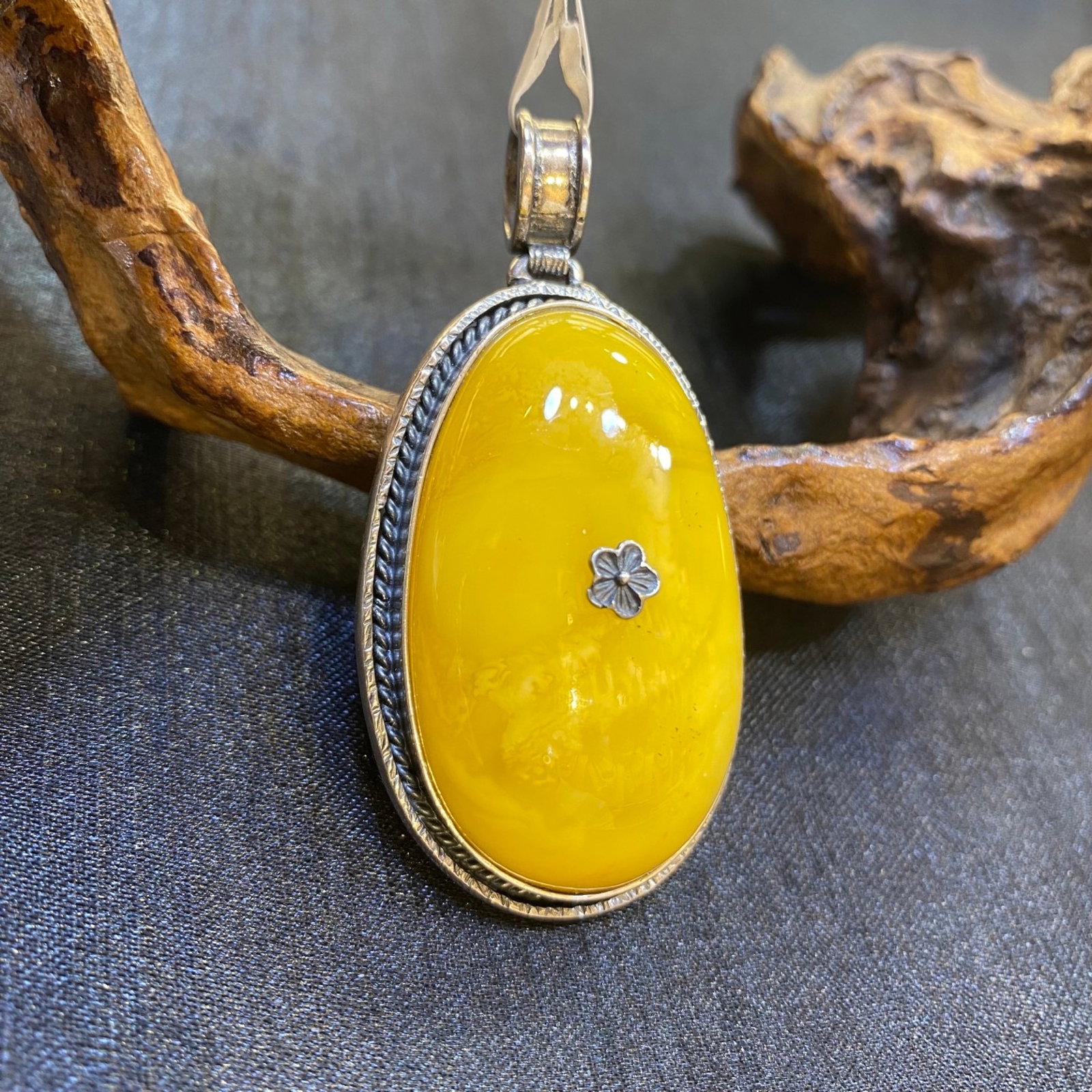 An Exquisite Beeswax Inlaid Silver Necklace: An Exquisite Beeswax Inlaid Silver Necklace,Size:30.6mm,Weight:19.7g 蜜蜡镶银项链