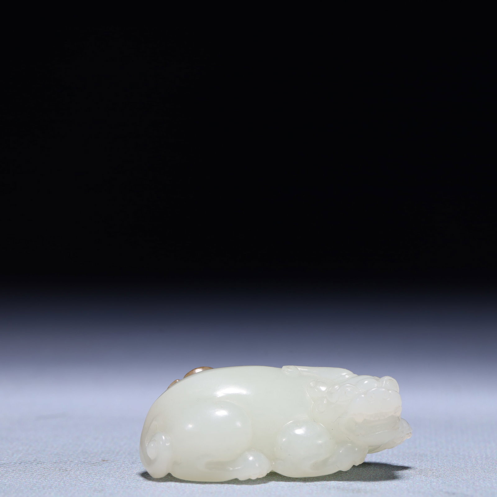 An Exquisite White Jade Unicorn Ornament: An Exquisite White Jade Unicorn Ornament,Qing Dynasty,China,Size:2inx1inx0.6in,Weight:51g 白玉独角兽摆件,中国清代