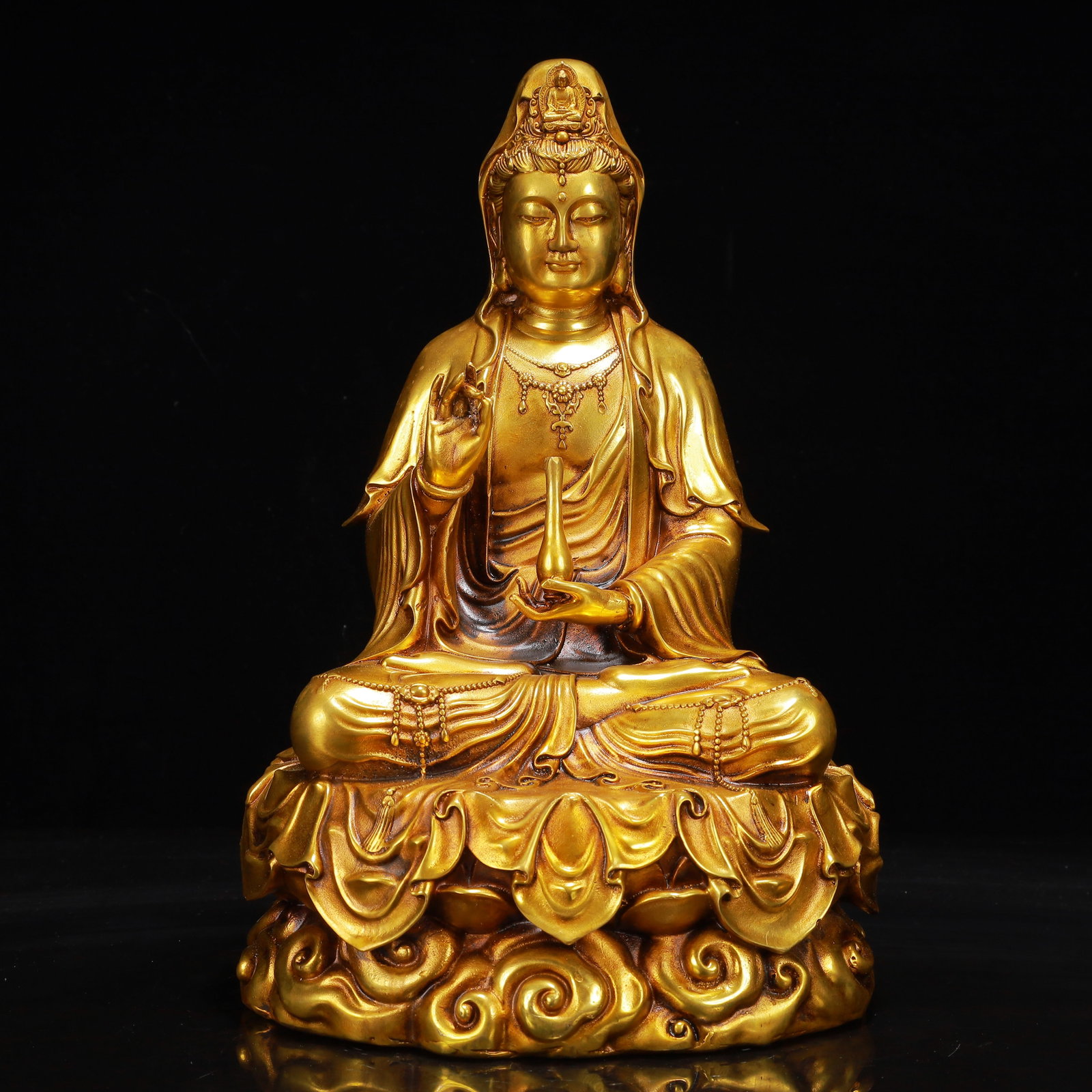 An Exquisite Gilt Bronze Statue of Avalokitesvara: An Exquisite Gilt Bronze Statue of Avalokitesvara,Qing Dynasty,China,Qianlong Four-Character Mark,Size:7.9inx7.1inx11.8in,Weight:6100g 铜鎏金观音像,中国