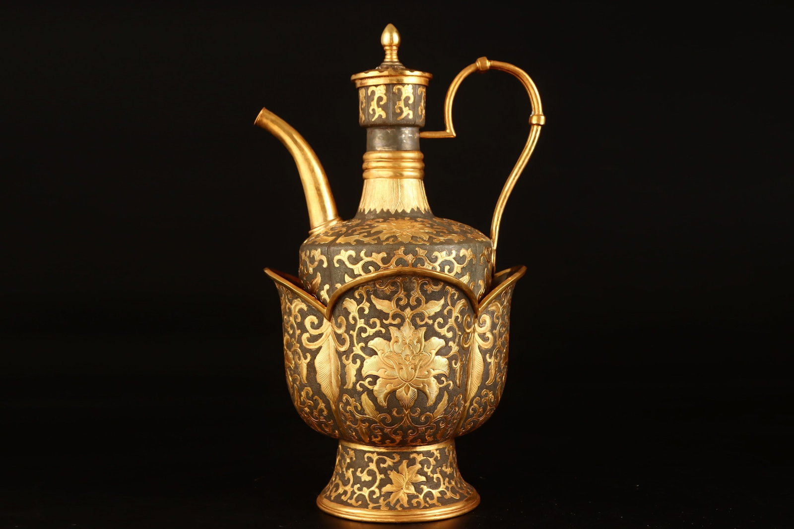 An Exquisite Gilt Lotus Pattern Food Vessel: An Exquisite Gilt Lotus Pattern Food Vessel,Tang Dynasty,China,Size:13.4inx7.5in,Weight:1776g 鎏金缠枝莲纹温酒器,中国唐代