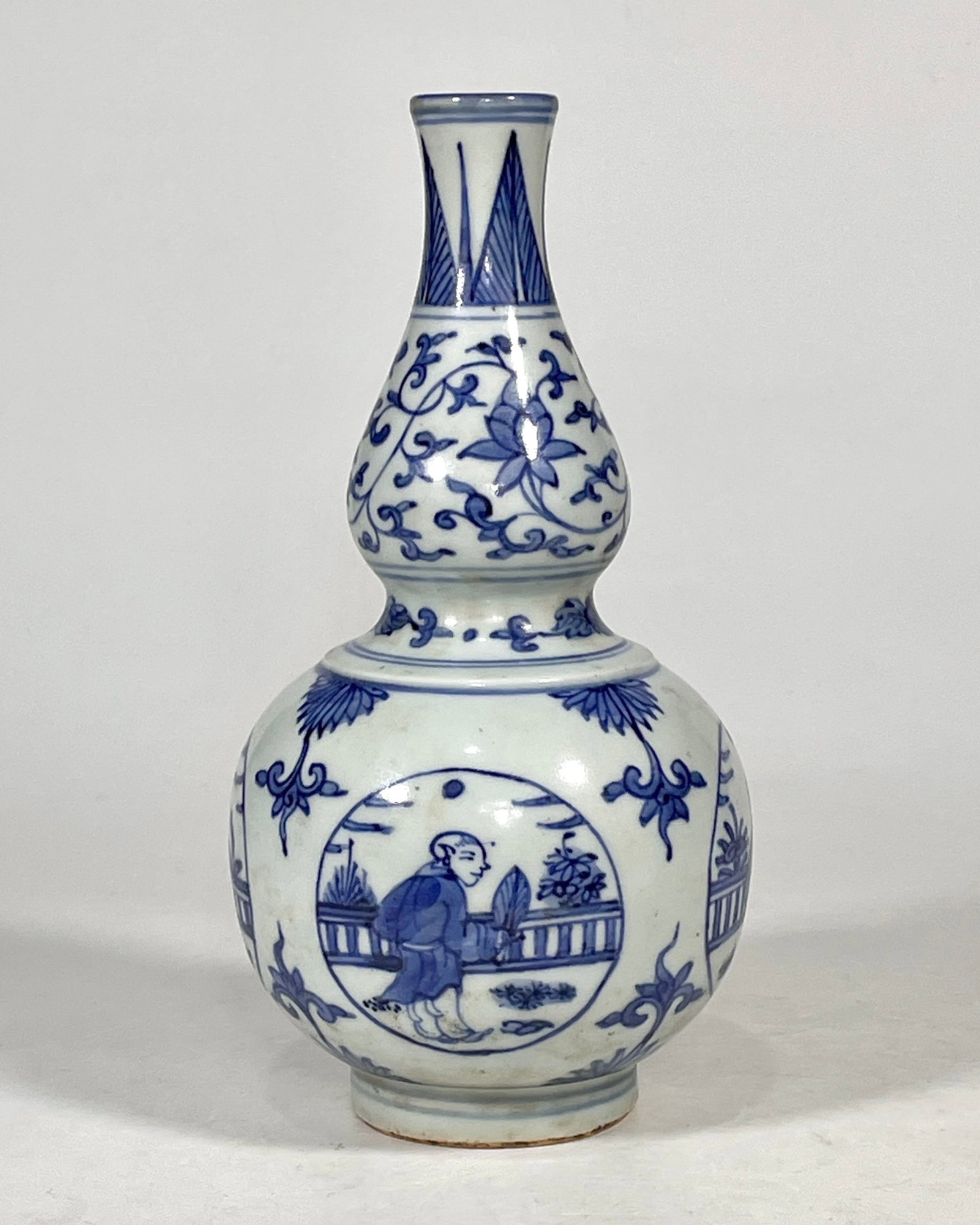 A fine blue and white double-gourd vase with four reserved figural panels: A fine blue and white double-gourd vase with four reserved figural panels, Ming Dynasty, China, with six-character Jiajing reign mark, Size:8.7in 青花四面开窗ߟ