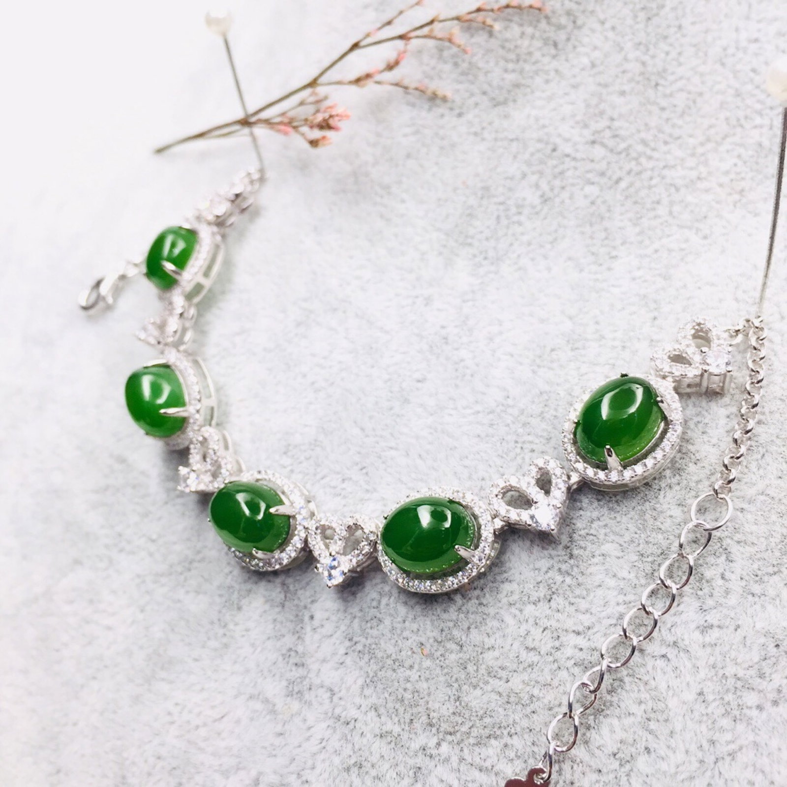 An Exquisite Sterling Silver Inlaid Jasper Bracelets,Inlaid Diamond: An Exquisite Sterling Silver Inlaid Jasper Bracelets,Inlaid Diamond,Size:7mmx9mm 纯银镶碧玉手链,嵌钻石