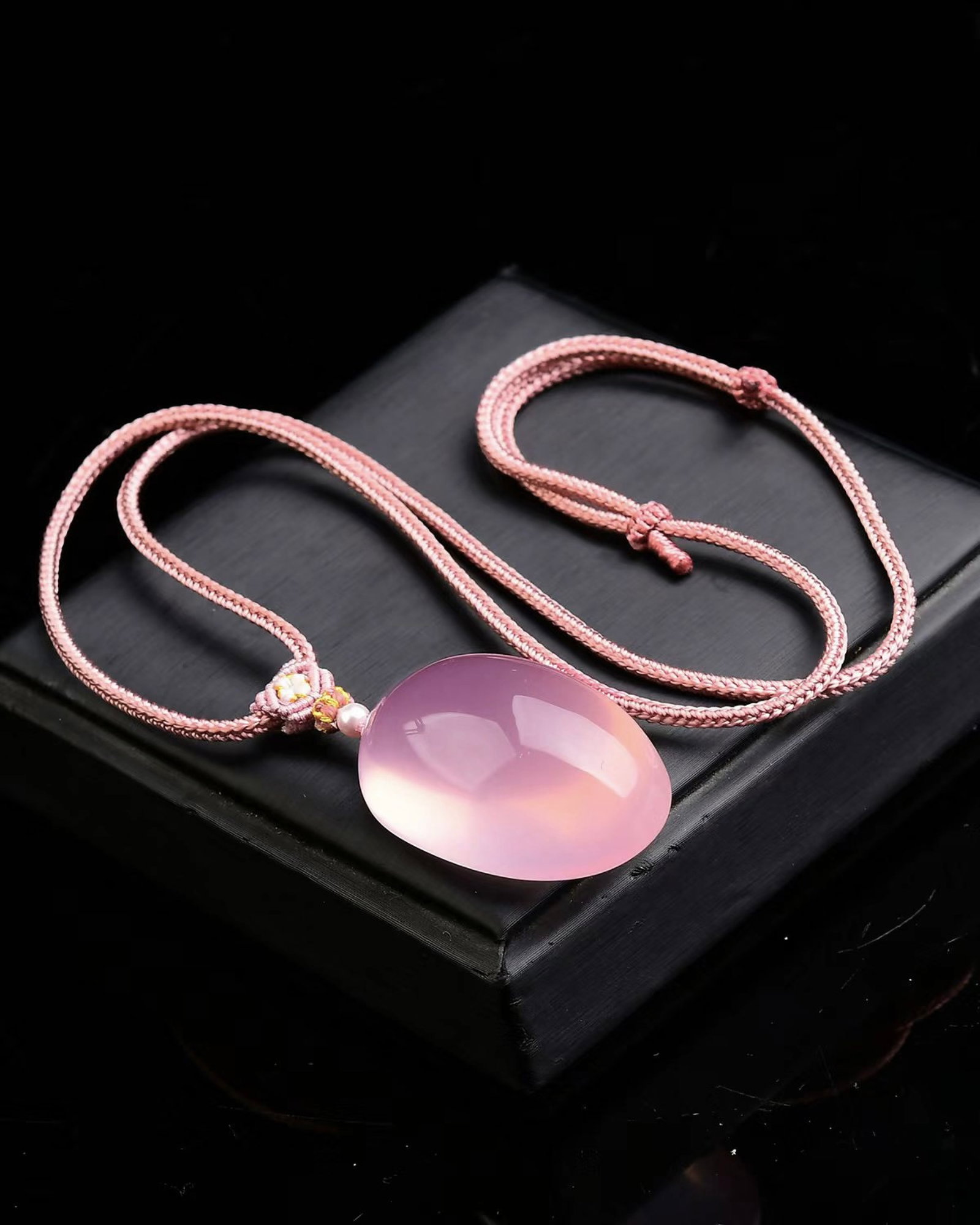 An Exquisite Crystal Pendant - 5