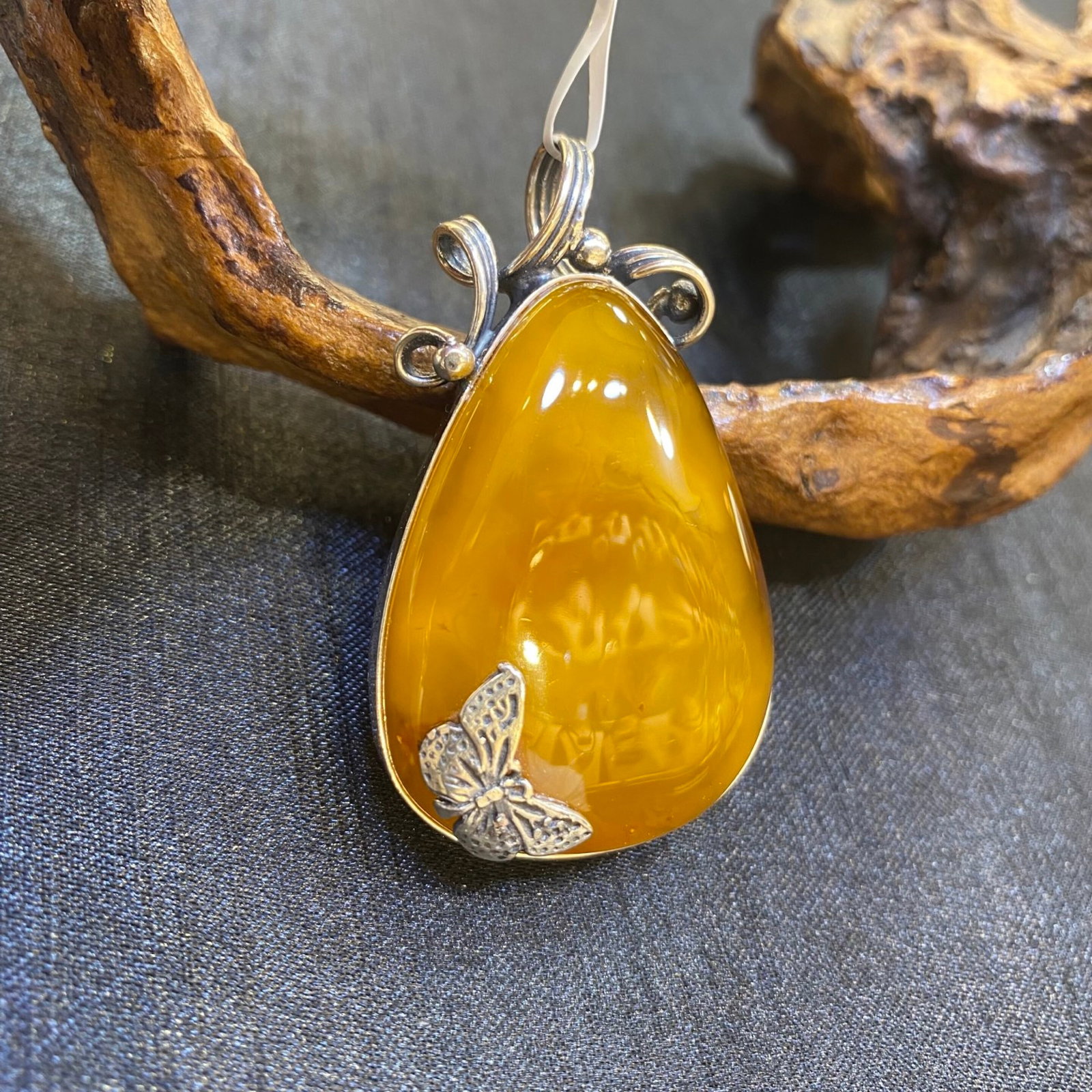 An Exquisite Beeswax Inlaid Silver Necklace: An Exquisite Beeswax Inlaid Silver Necklace,Size:30.3mm,Weight:13.3g 蜜蜡镶银项链