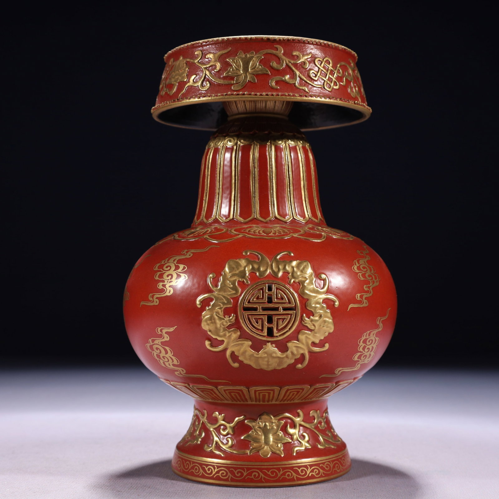An Exquisite Red Glazed Painted Gold Bats and Peach Pattern Pot: An Exquisite Red Glazed Painted Gold Bats and Peach Pattern Pot,Qing Dynasty,China,Qianlong Six-character Mark,Size:4.7inx8.3in,Weight:900g