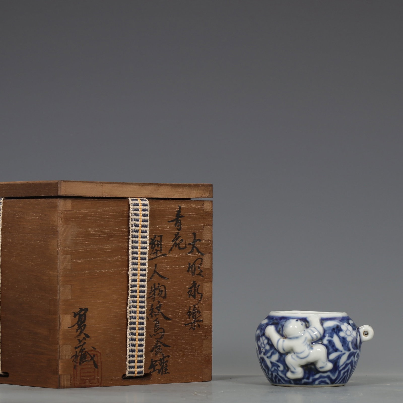 An Exquisite Blue and White Lotus Pattern Jar: An Exquisite Blue and White Lotus Pattern Jar,Ming Dynasty,China,Size:1.8inx3in 青花缠枝莲纹罐,中国明代