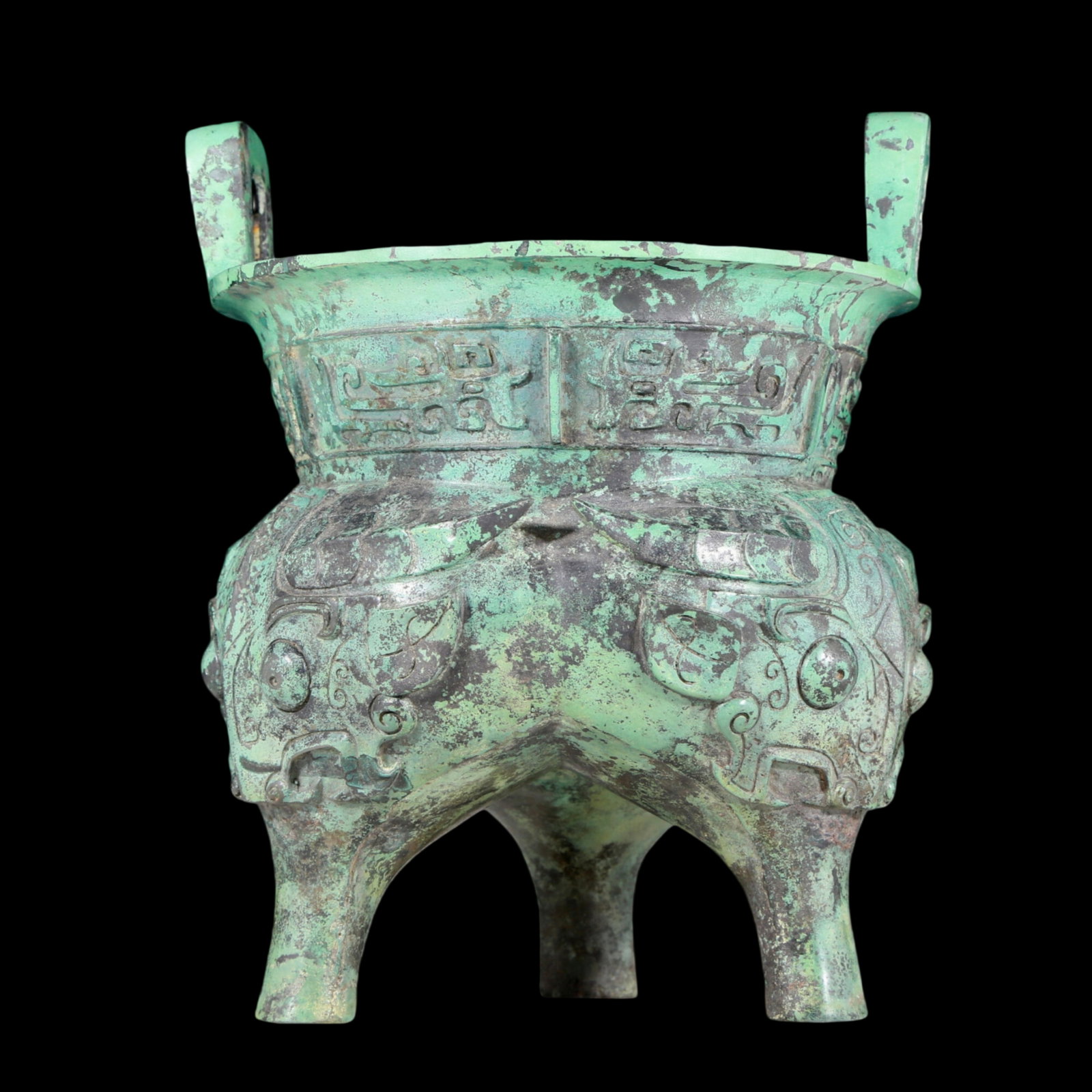 A precious bronze animal-faced two-eared and tripod censer: A precious bronze animal-faced censer with two ears and three legs. In ancient times, the surface was carefully carved, vividly demonstrating the superb skills of the craftsmen. It has its own unique 