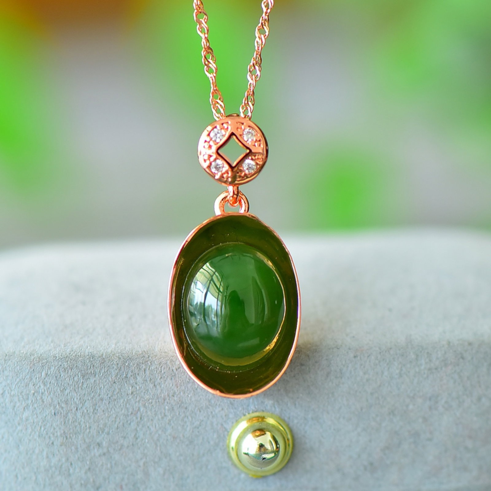 An Exquisite Bronze Inlaid Jasper Necklace,Inlaid Diamond: An Exquisite Bronze Inlaid Jasper Necklace,Inlaid Diamond,Size:10mmx12mm 铜镶碧玉项链,嵌钻石