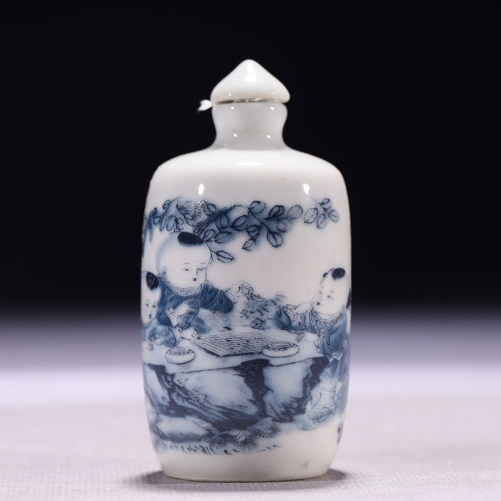 An Exquisite Blue and White Character and Story Pattern Snuff Bottle: An Exquisite Blue and White Character and Story Pattern Snuff Bottle,Qing Dynasty,China,Qianlong Four-character Mark,Size:1.4inx3in,Weight:57g 青花人物故事纹&