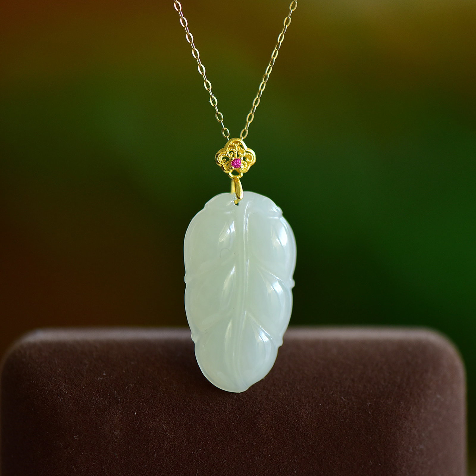 An Exquisite Sterling Silver-Gold Plated Inlaid White Jade Leaf Pendant: An Exquisite Sterling Silver-Gold Plated Inlaid White Jade Leaf Pendant,Size:17mmx29mm 寓意:金枝玉叶,玉脂白润 纯银镀ດ