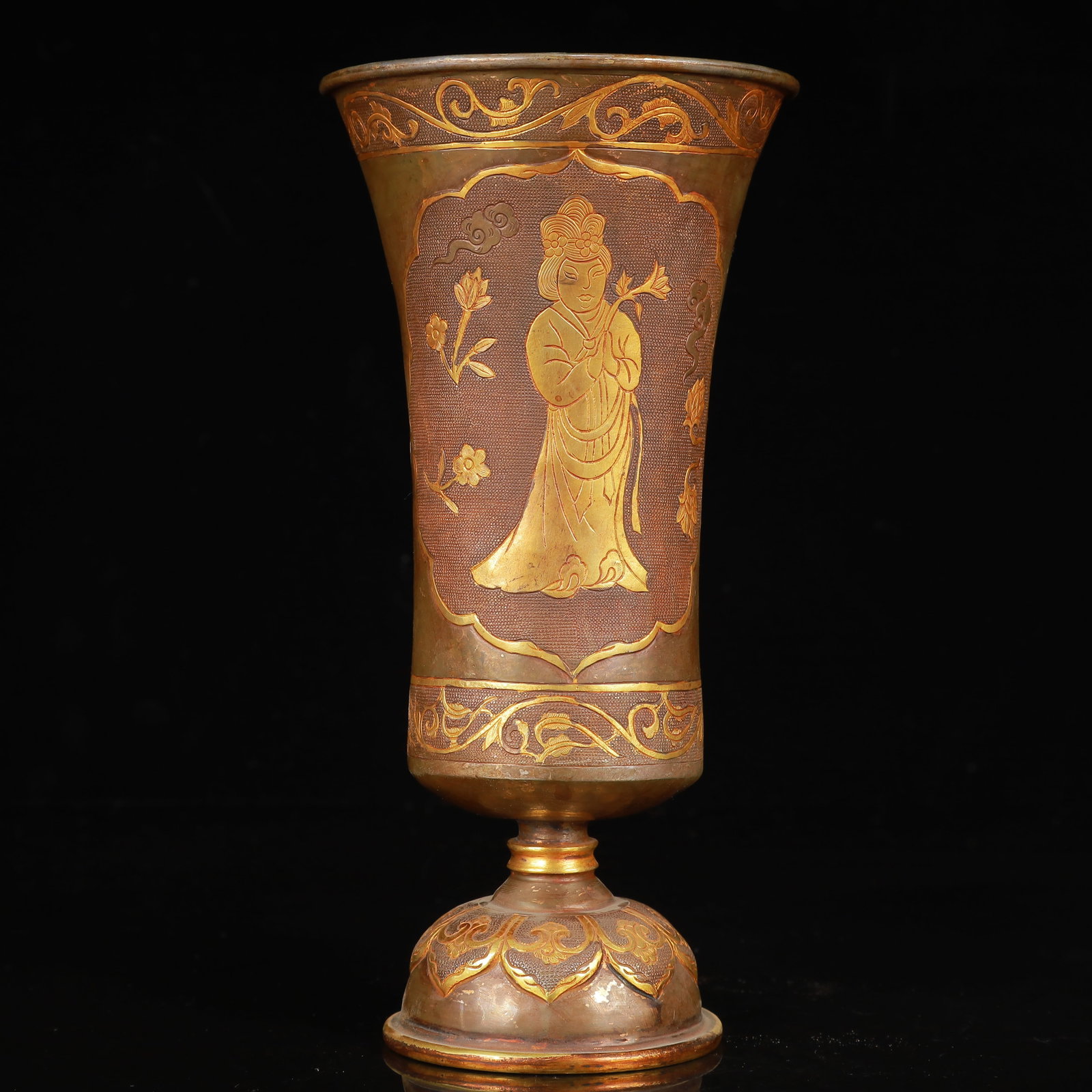 An Exquisite Gilt Silver Figure Pattern Cup: An Exquisite Gilt Silver Figure Pattern Cup,Qing Dynasty,China,Size:4.3inx8.7in,Weight:600g 银鎏金人物纹杯,中国清代