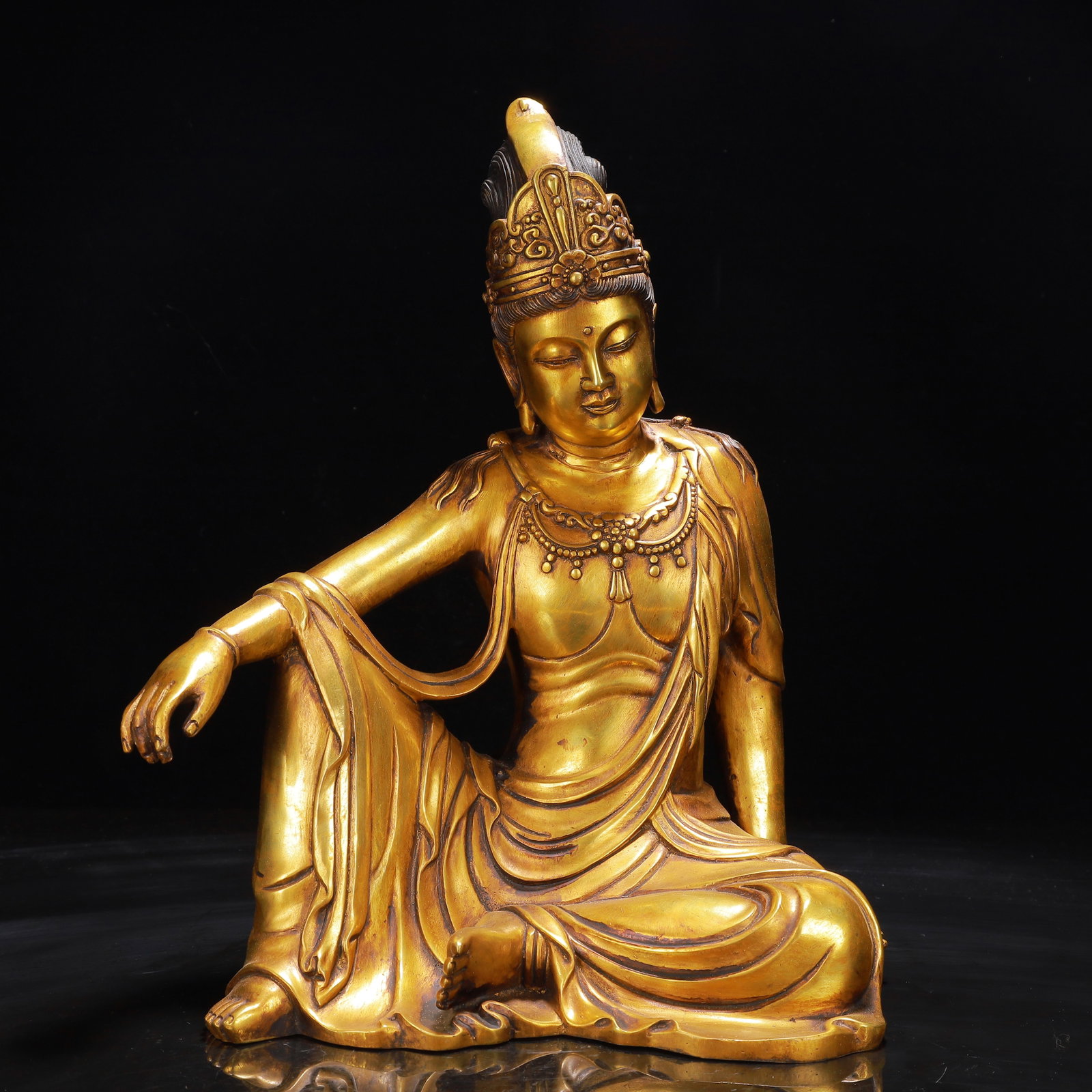 An Exquisite Gilt Bronze Statue of Avalokitesvara: An Exquisite Gilt Bronze Statue of Avalokitesvara，Ming Dynasty,China,Yongle Six-Character Mark,Size:9.1inx5.5inx11.8in,Weight:3550g 铜鎏金自在观音Î