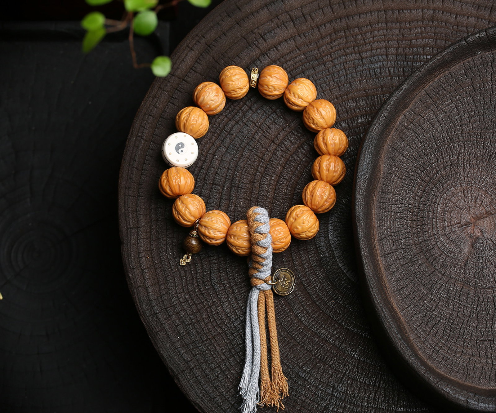 An Exquisite Walnut Bracelets: An Exquisite Walnut Bracelets,Size:16mm,Weight:49g 核桃手串