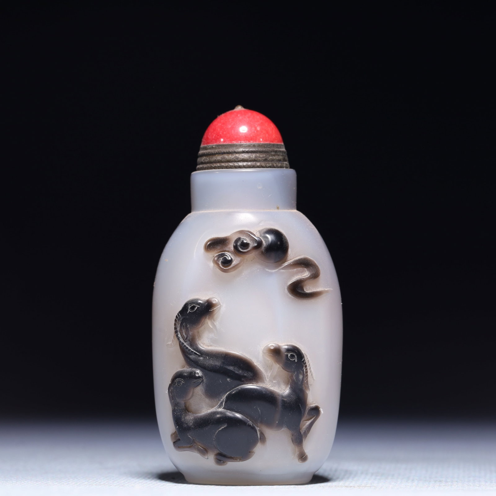 An Exquisite Agate Sheep Pattern Snuff Bottle: An Exquisite Agate Sheep Pattern Snuff Bottle,Qing Dynasty,China,Size:1.4inx1inx2.8in,Weight:70.8g 玛瑙羊纹鼻烟壶,中国清代