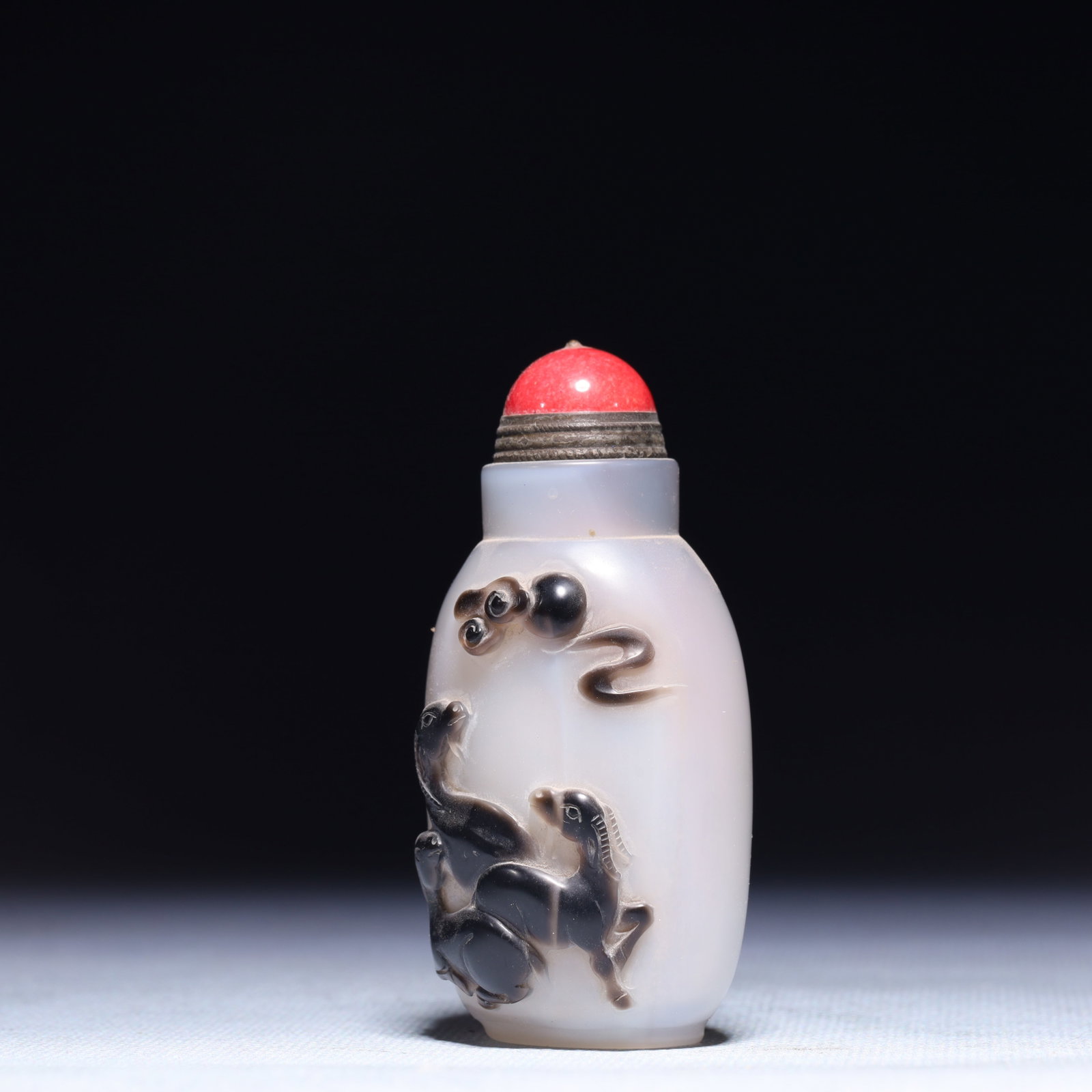 An Exquisite Agate Sheep Pattern Snuff Bottle - 2