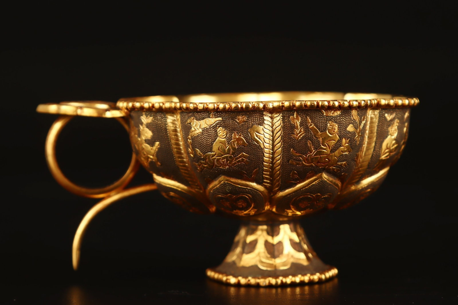 An Exquisite Gilt Figure Pattern Libation Cup - 3