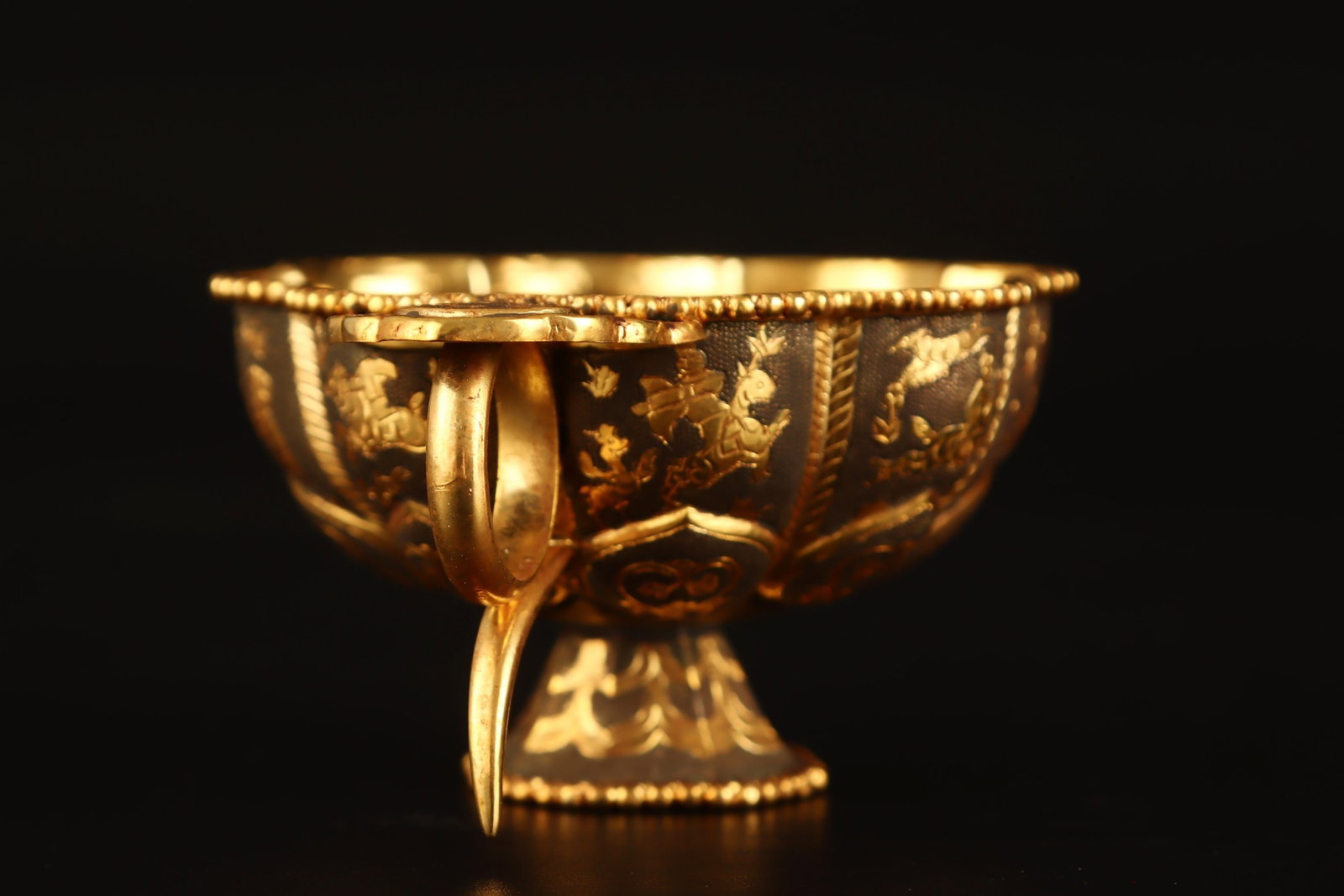 An Exquisite Gilt Figure Pattern Libation Cup - 4