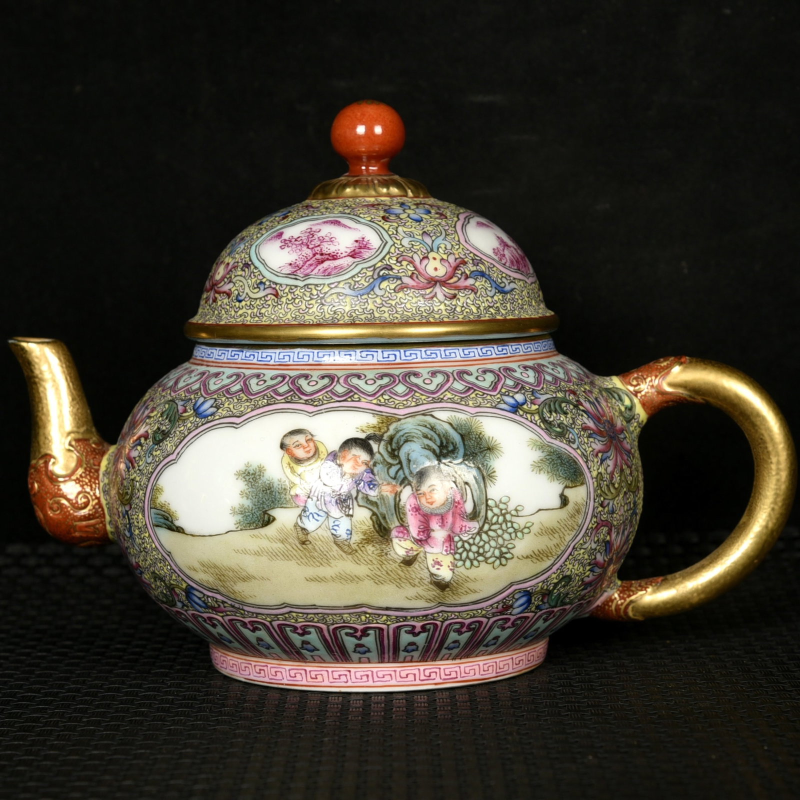 An Exquisite Enamel Painted Gold Character and Story Pattern Teapot: An Exquisite Enamel Painted Gold Character and Story Pattern Teapot,Qing Dynasty,China,Qianlong Four-character Mark,Size:4.9inx6.7inx4.3in 珐琅彩描金人物ă
